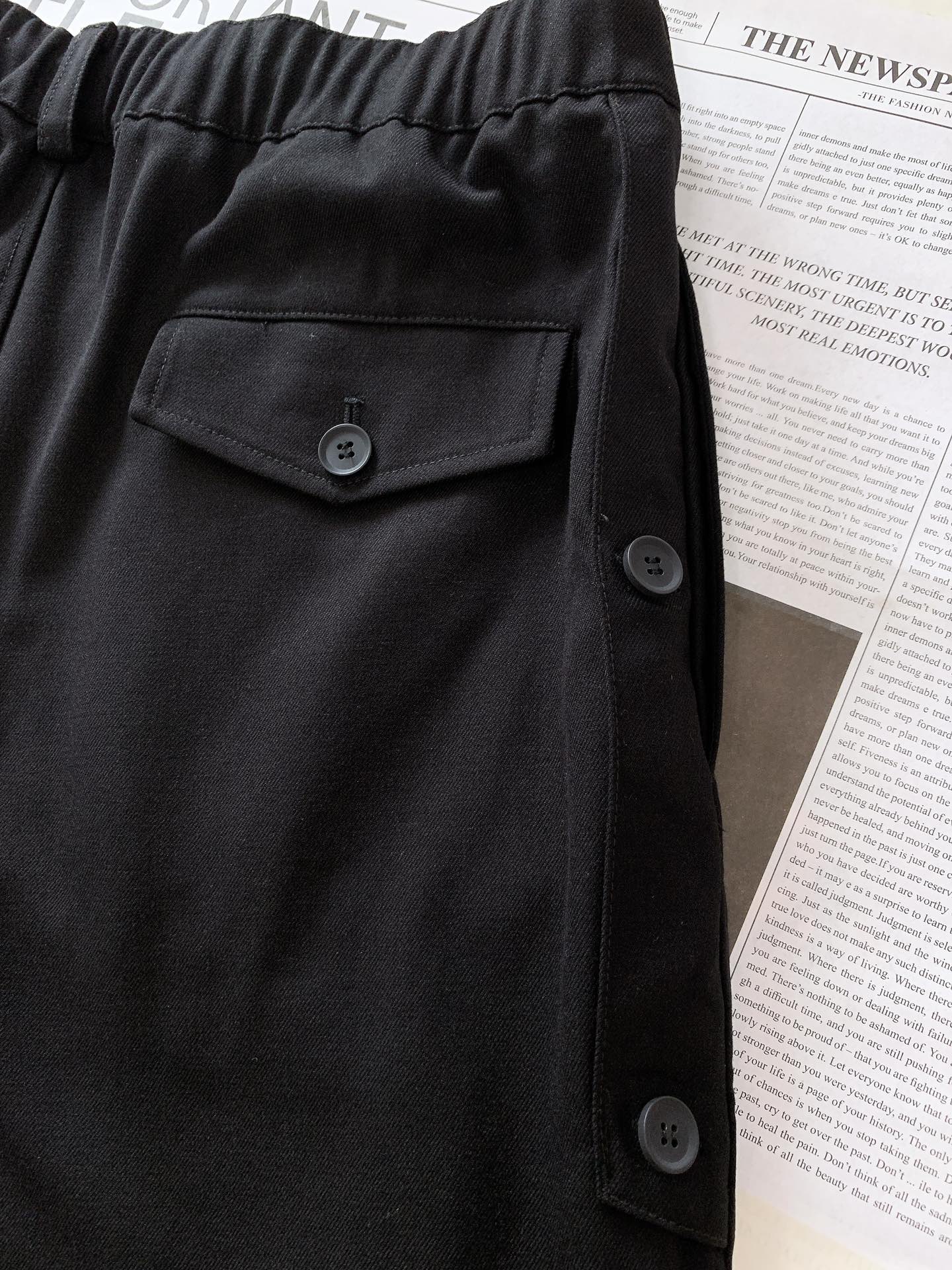 ￼ 
Y-3 山本耀司 2025FW早秋新品
看似简约的直筒剪裁，实则暗藏「立体工学」—— 裤身褶皱不是