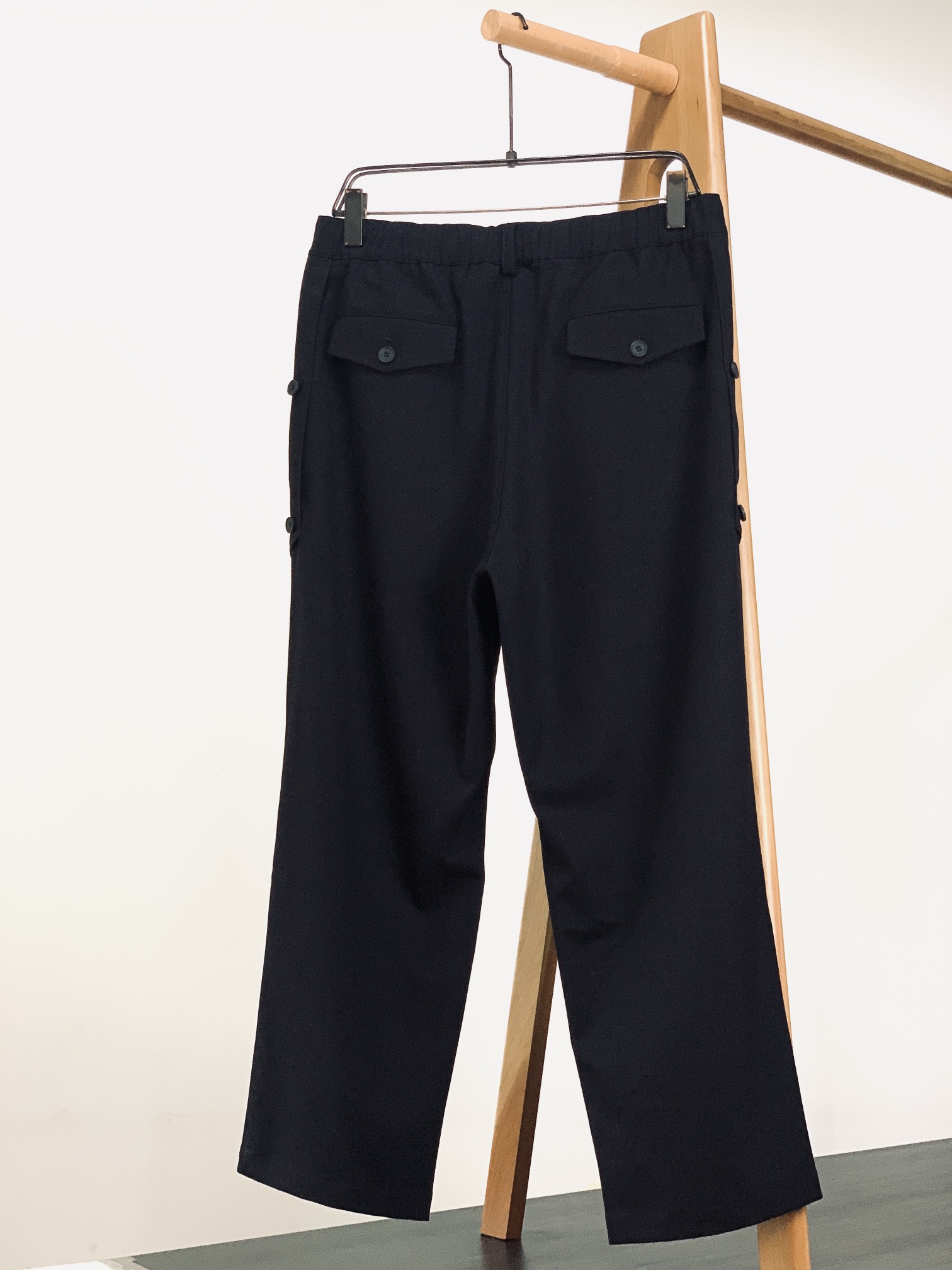 ￼ 
Y-3 山本耀司 2025FW早秋新品
看似简约的直筒剪裁，实则暗藏「立体工学」—— 裤身褶皱不是