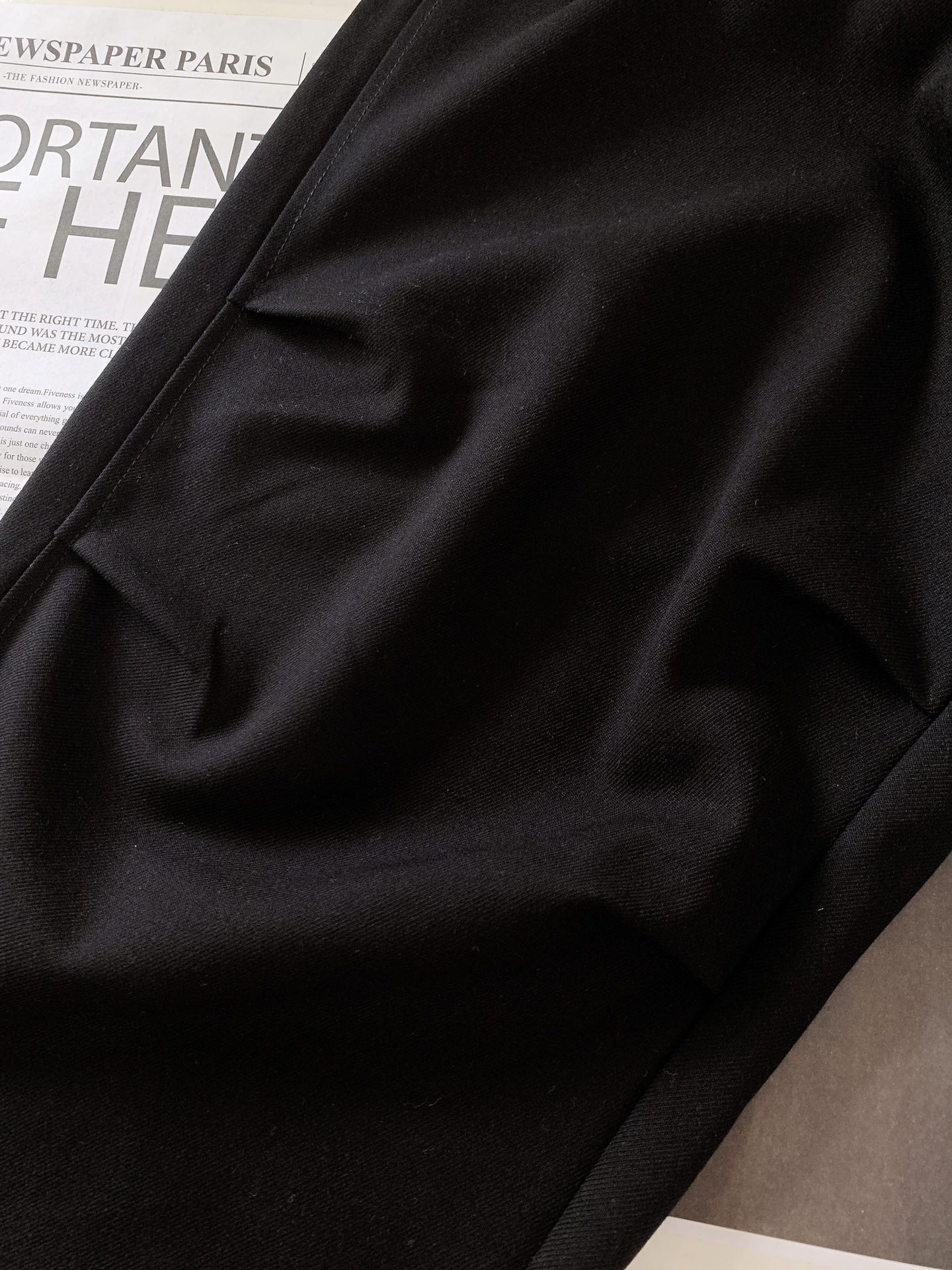 ￼ 
Y-3 山本耀司 2025FW早秋新品
看似简约的直筒剪裁，实则暗藏「立体工学」—— 裤身褶皱不是