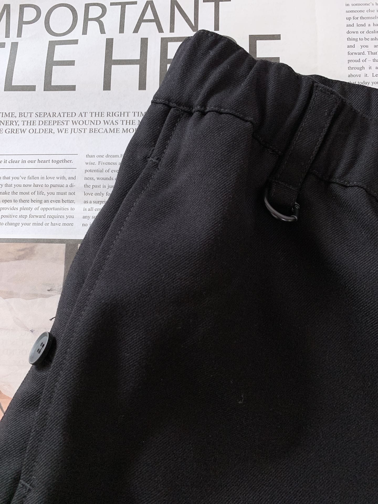 ￼ 
Y-3 山本耀司 2025FW早秋新品
看似简约的直筒剪裁，实则暗藏「立体工学」—— 裤身褶皱不是