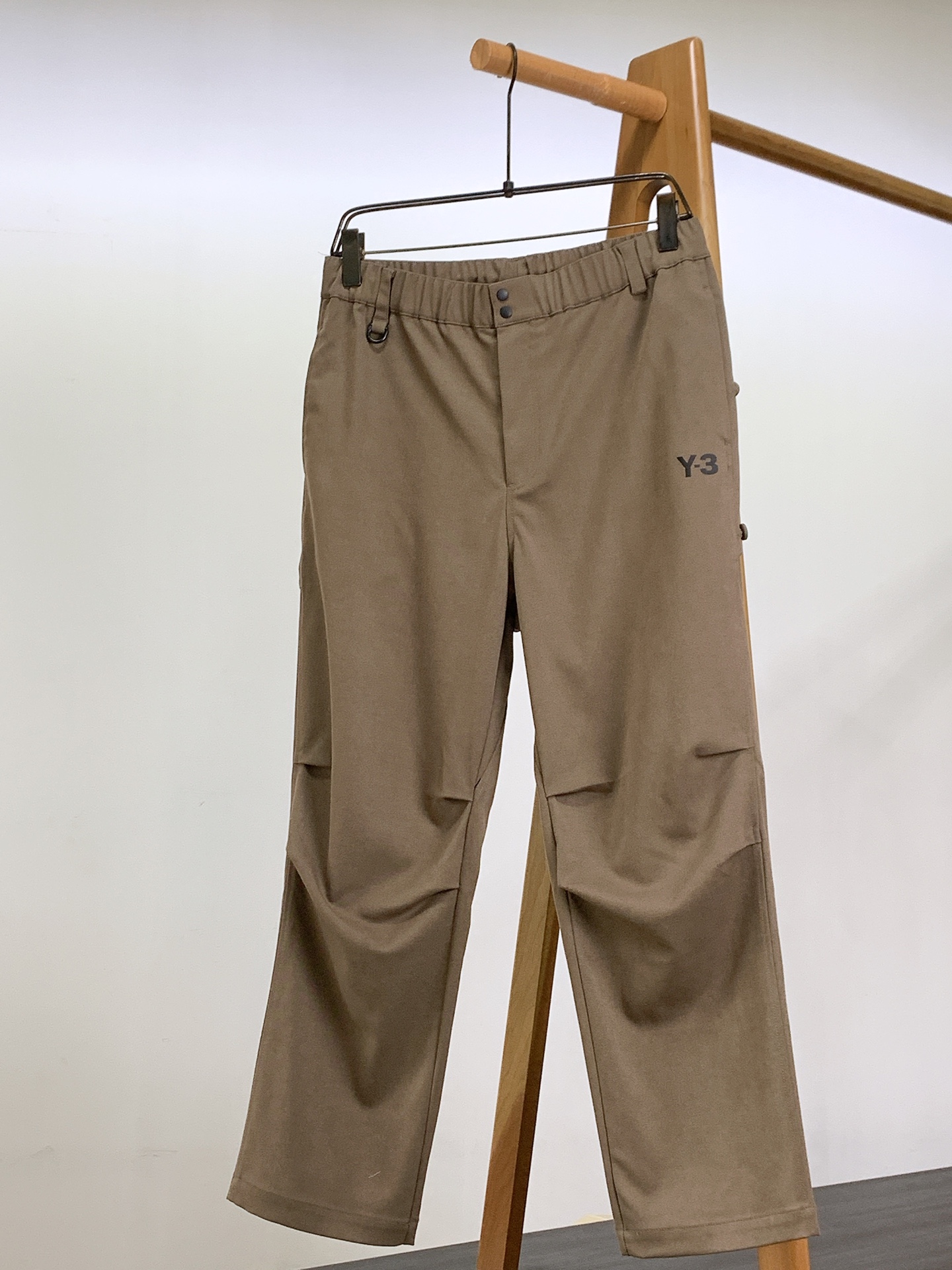 
Y-3 山本耀司 2025FW早秋新品
看似简约的直筒剪裁，实则暗藏「立体工学」—— 裤身褶皱不是随意