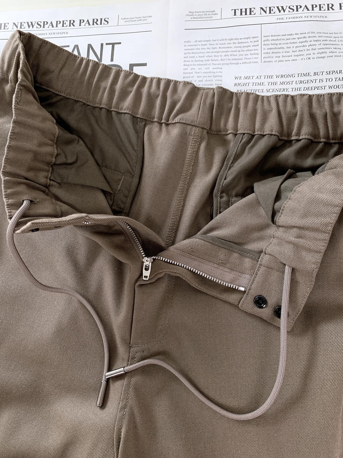 
Y-3 山本耀司 2025FW早秋新品
看似简约的直筒剪裁，实则暗藏「立体工学」—— 裤身褶皱不是随意