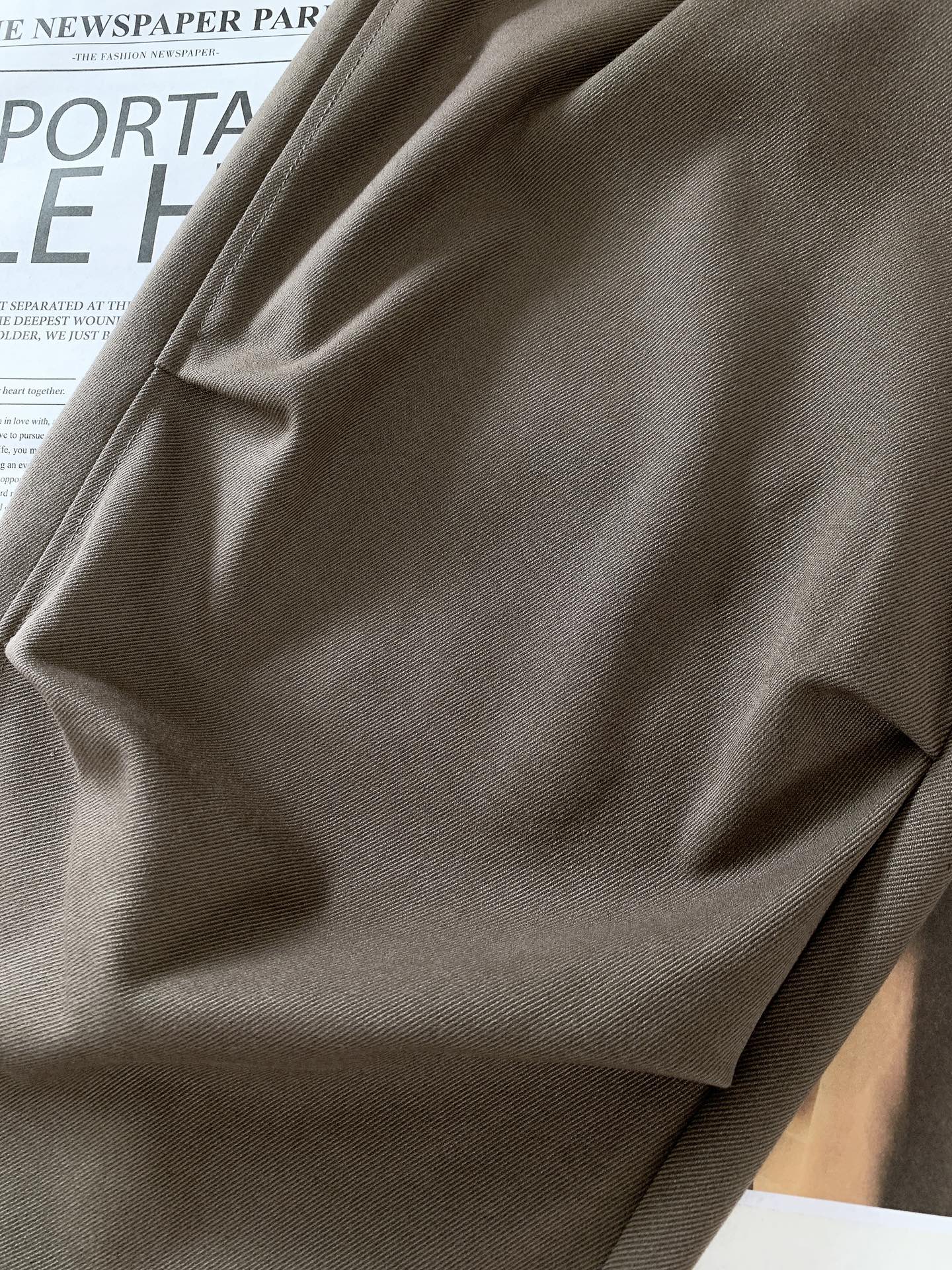 
Y-3 山本耀司 2025FW早秋新品
看似简约的直筒剪裁，实则暗藏「立体工学」—— 裤身褶皱不是随意