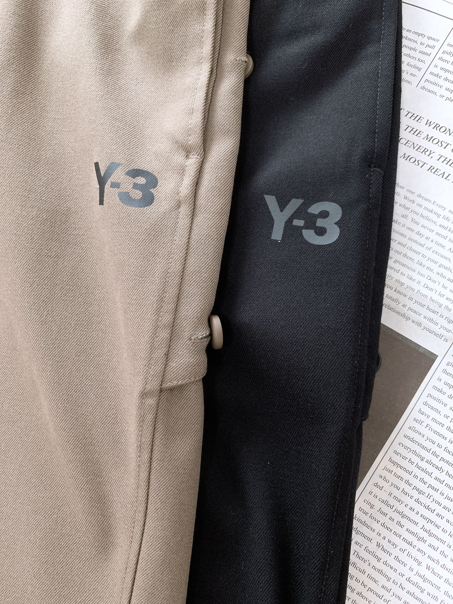 
Y-3 山本耀司 2025FW早秋新品
看似简约的直筒剪裁，实则暗藏「立体工学」—— 裤身褶皱不是随意