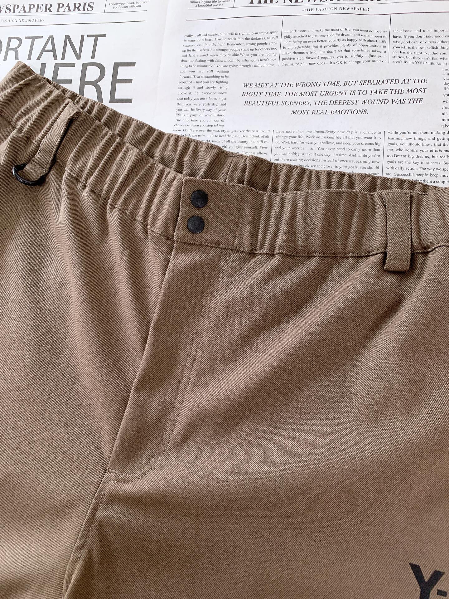 
Y-3 山本耀司 2025FW早秋新品
看似简约的直筒剪裁，实则暗藏「立体工学」—— 裤身褶皱不是随意