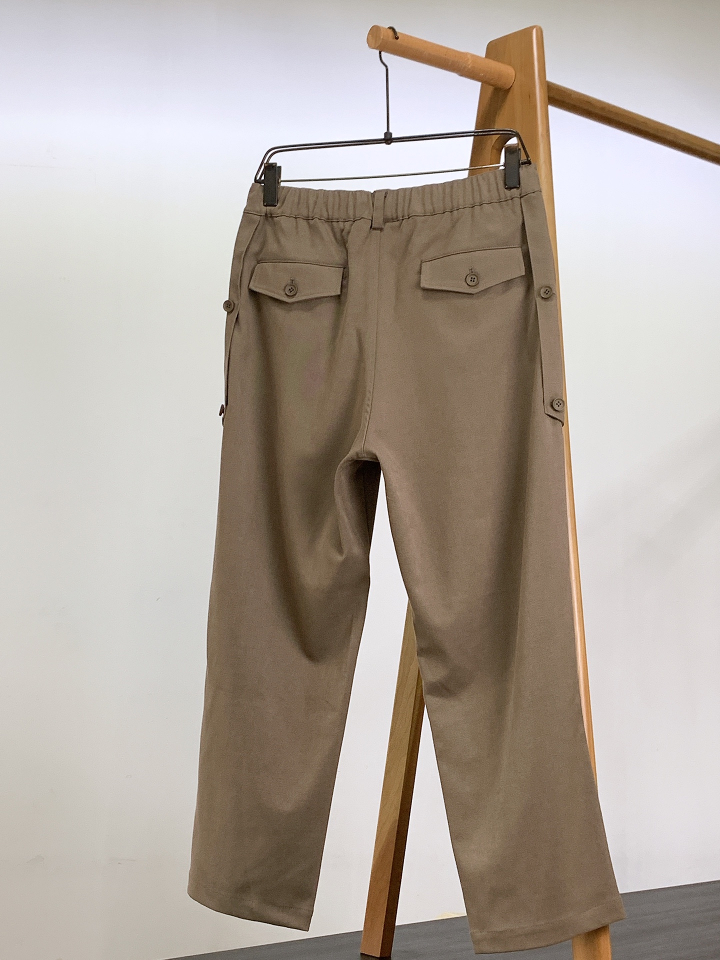 
Y-3 山本耀司 2025FW早秋新品
看似简约的直筒剪裁，实则暗藏「立体工学」—— 裤身褶皱不是随意