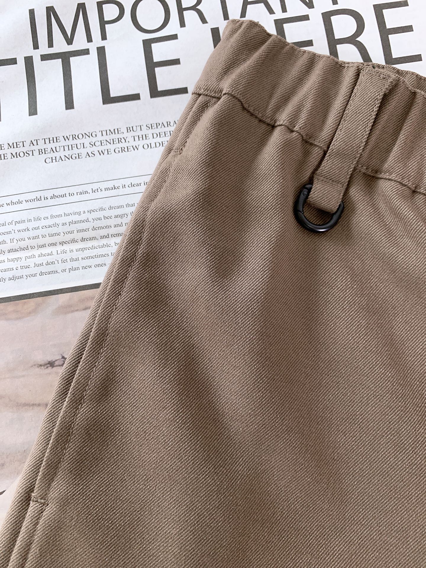 
Y-3 山本耀司 2025FW早秋新品
看似简约的直筒剪裁，实则暗藏「立体工学」—— 裤身褶皱不是随意