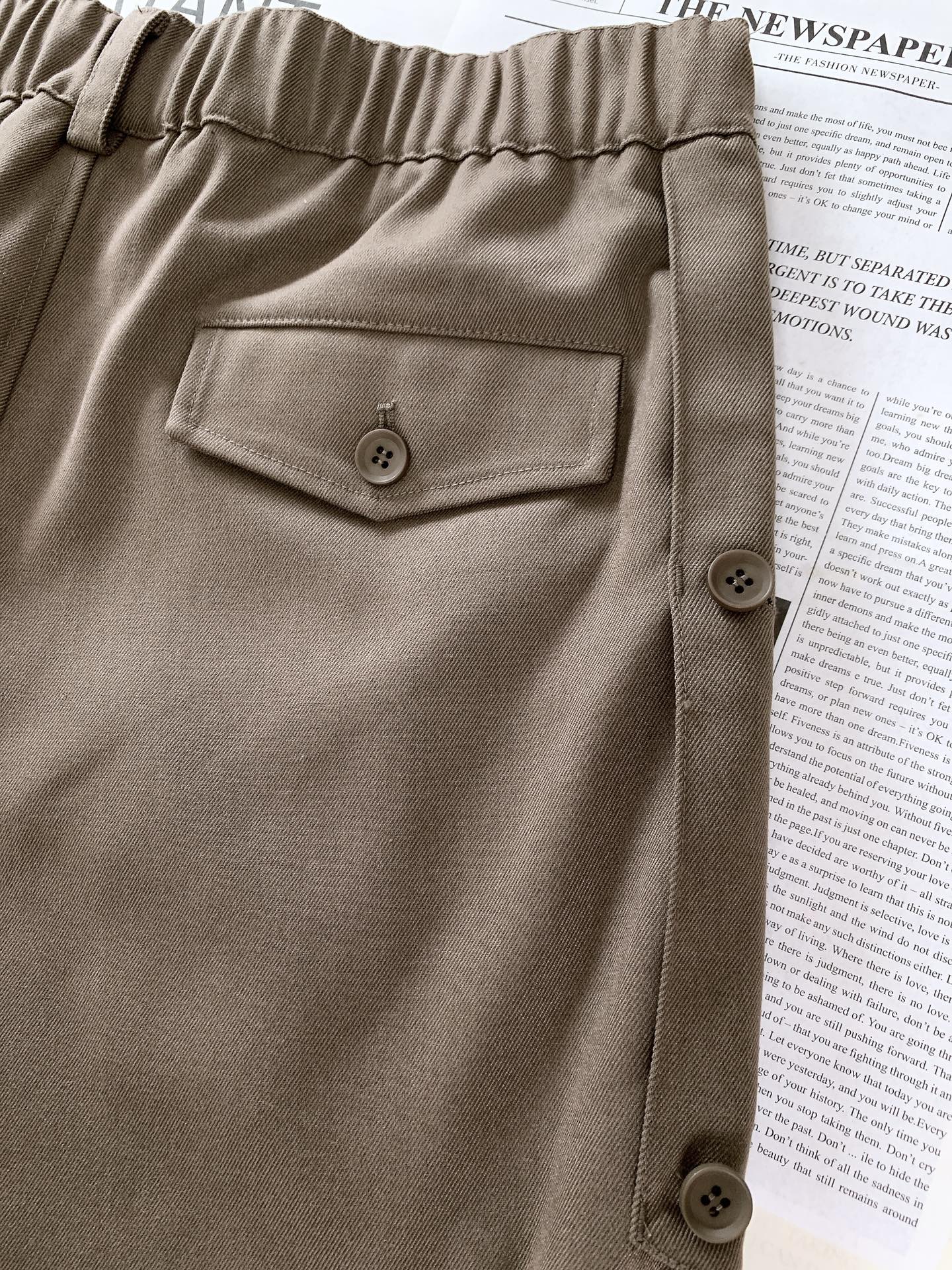 
Y-3 山本耀司 2025FW早秋新品
看似简约的直筒剪裁，实则暗藏「立体工学」—— 裤身褶皱不是随意