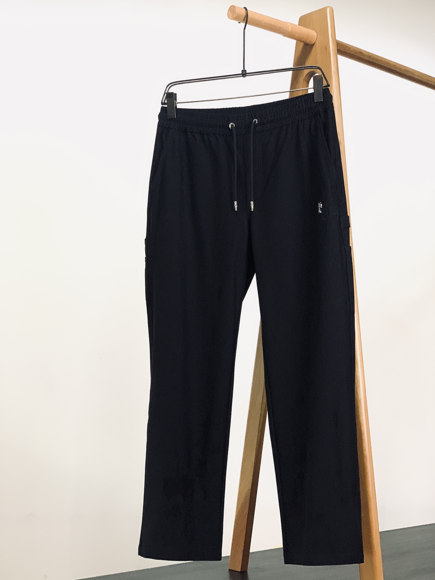 
Chrome Hearts 克罗心 2025FW早秋新品
高街工装休闲裤，一款只需要一眼就能爱上的超高