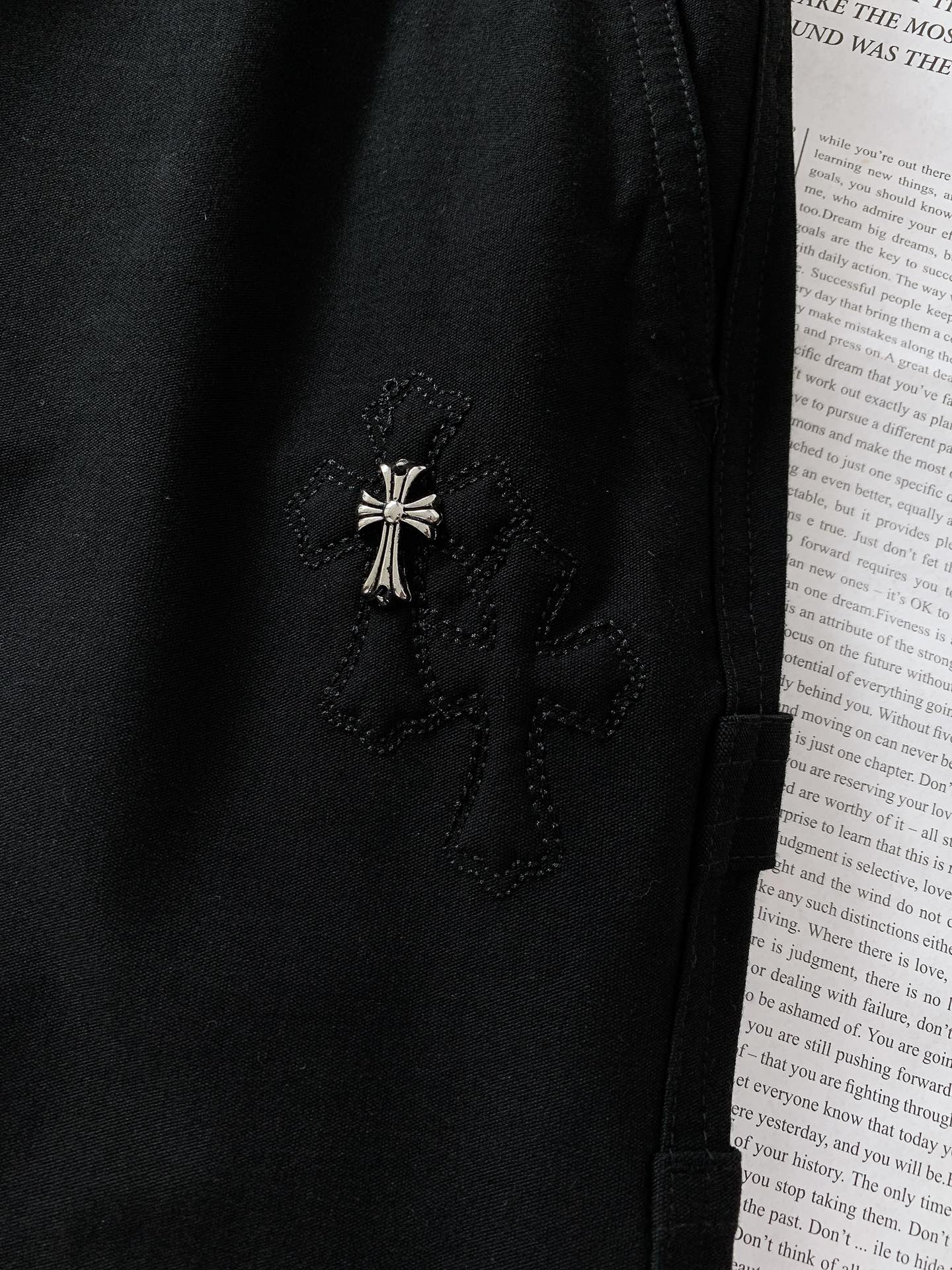 
Chrome Hearts 克罗心 2025FW早秋新品
高街工装休闲裤，一款只需要一眼就能爱上的超高