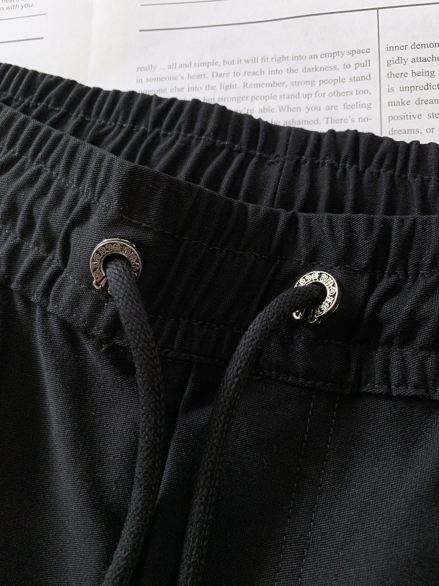 
Chrome Hearts 克罗心 2025FW早秋新品
高街工装休闲裤，一款只需要一眼就能爱上的超高