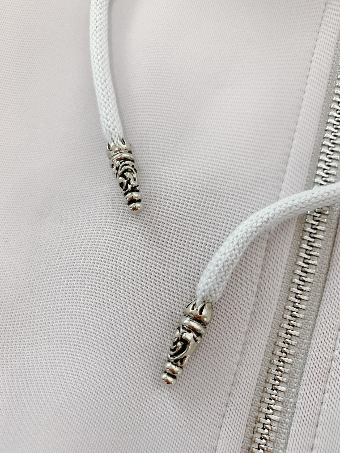 
Chrome Hearts 克罗心 2025FW早秋新品 
连帽拉链卫衣外套。
拉链头、抽绳扣全是CH