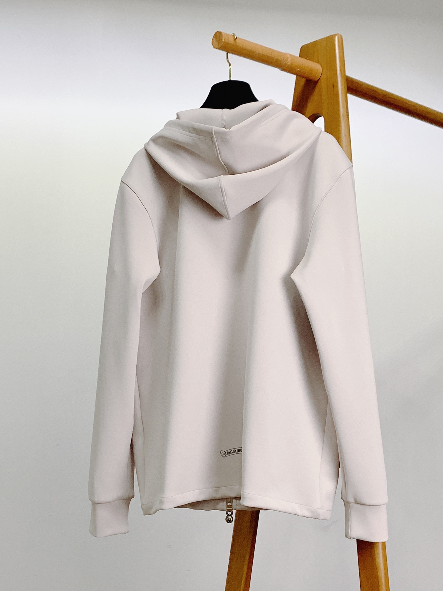 
Chrome Hearts 克罗心 2025FW早秋新品 
连帽拉链卫衣外套。
拉链头、抽绳扣全是CH