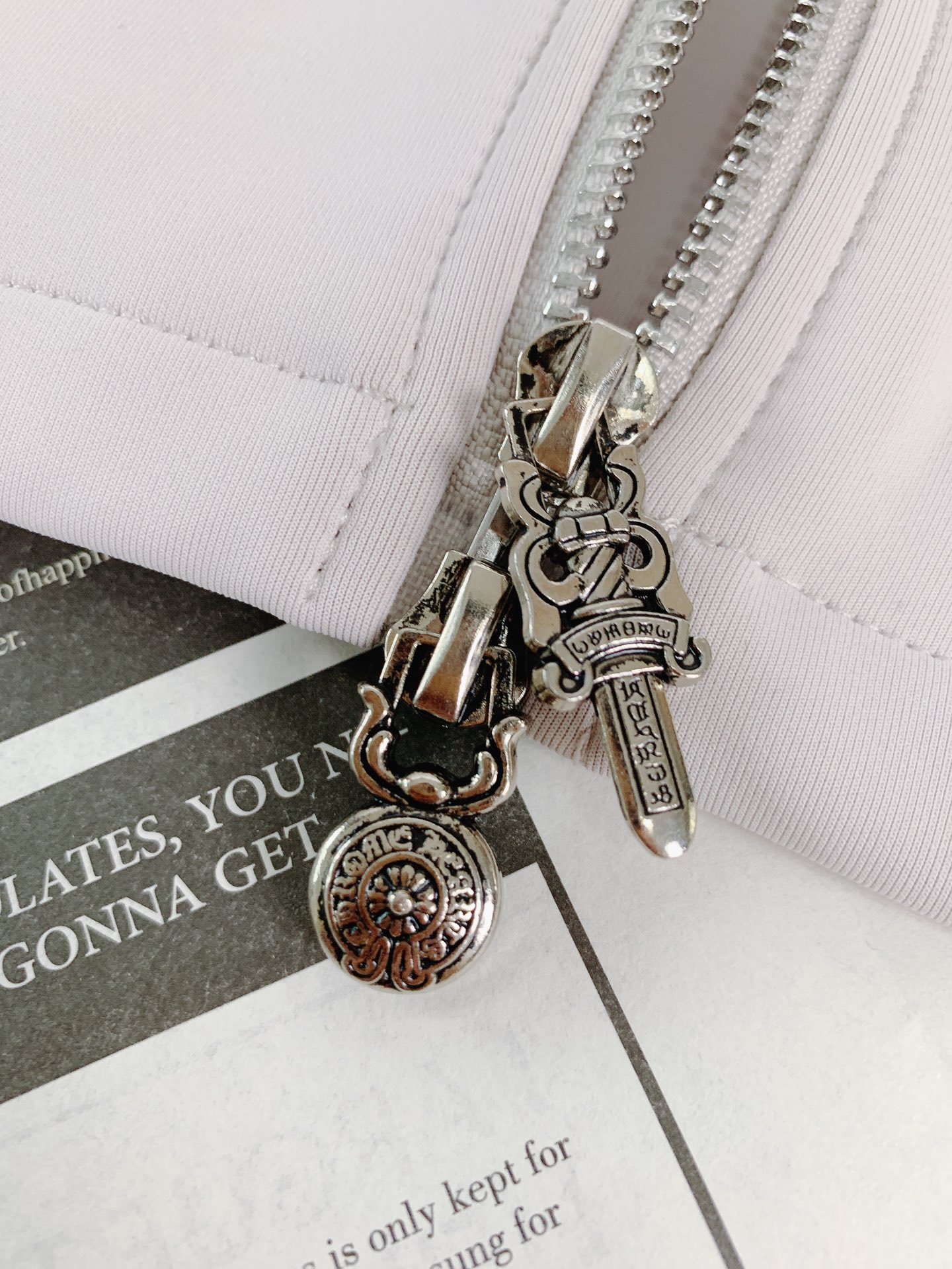 
Chrome Hearts 克罗心 2025FW早秋新品 
连帽拉链卫衣外套。
拉链头、抽绳扣全是CH