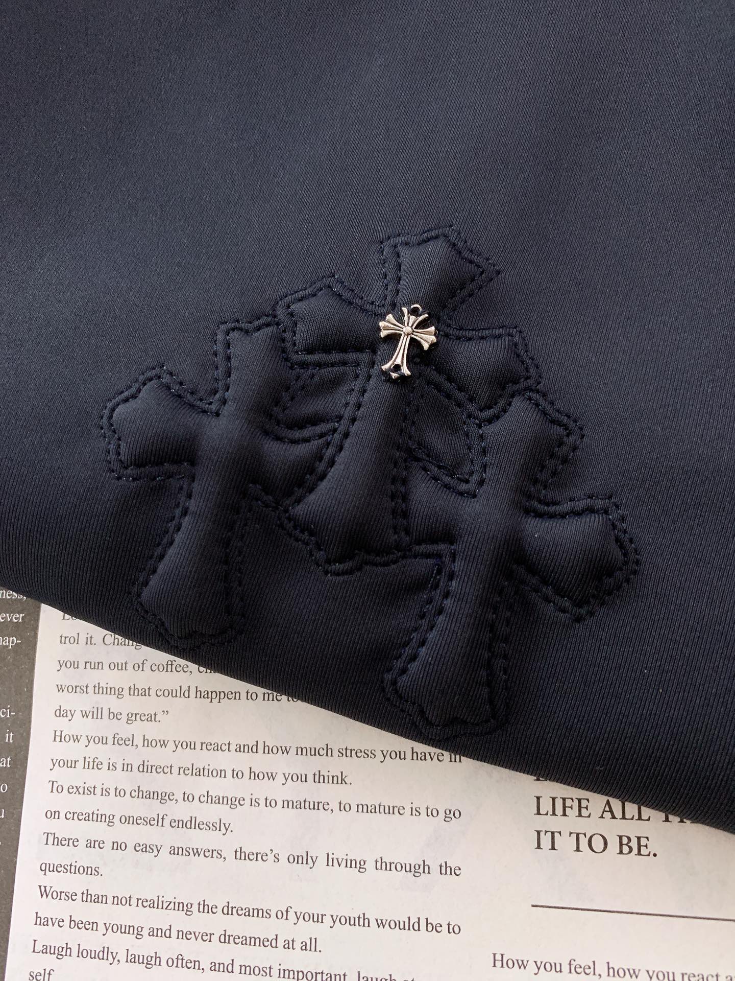 
Chrome Hearts 克罗心 2025FW早秋新品 
连帽拉链卫衣外套。
拉链头、抽绳扣全是CH