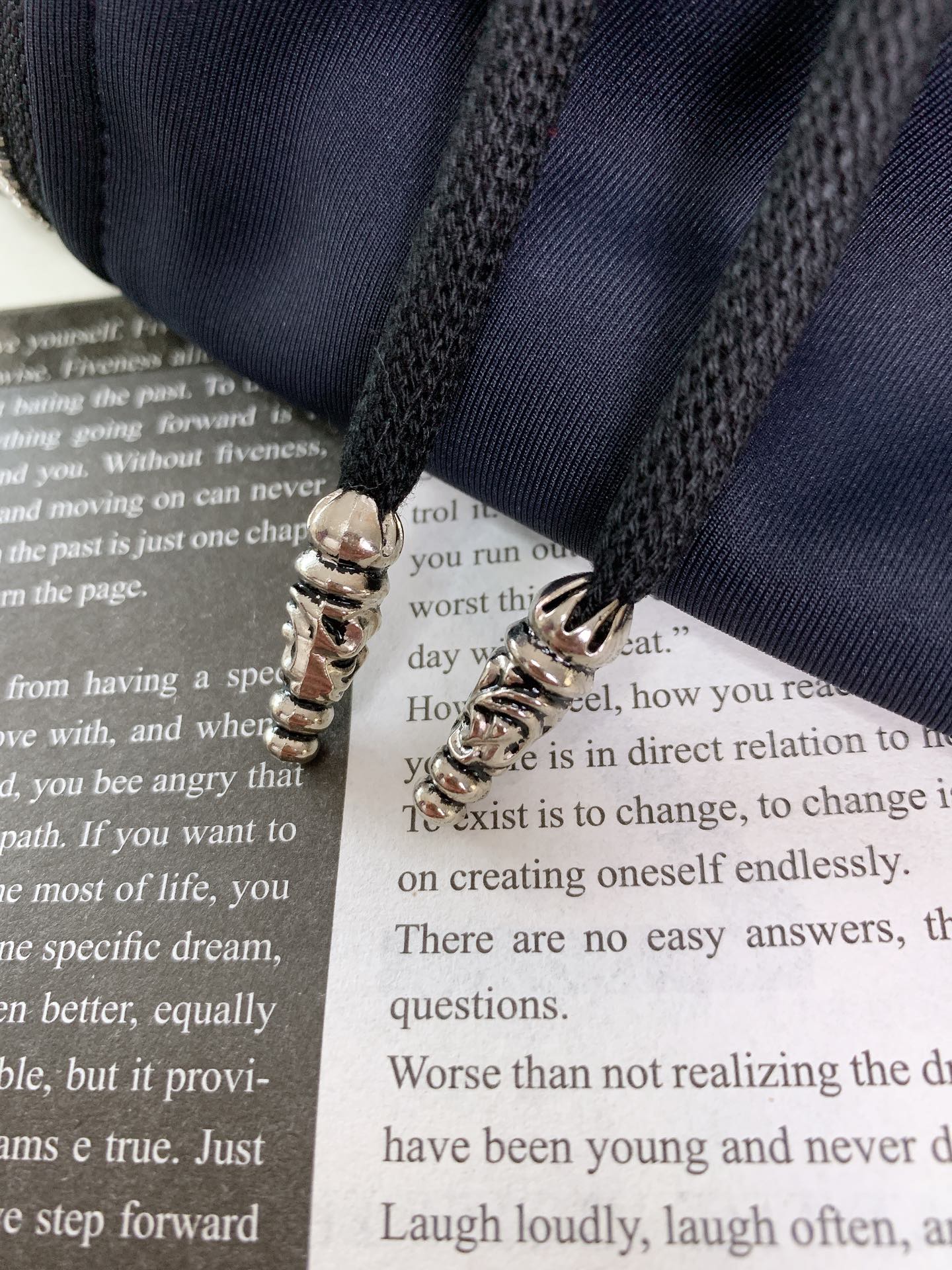 
Chrome Hearts 克罗心 2025FW早秋新品 
连帽拉链卫衣外套。
拉链头、抽绳扣全是CH