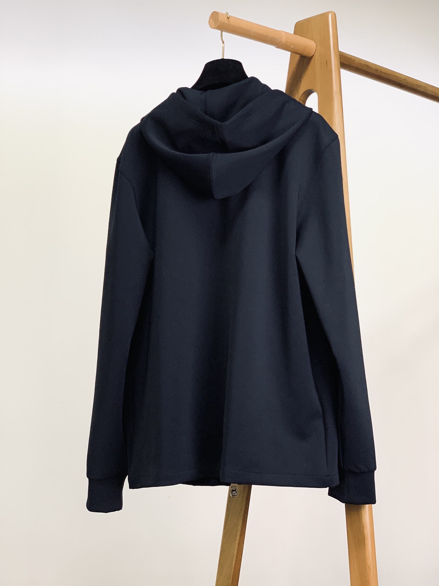 
Chrome Hearts 克罗心 2025FW早秋新品 
连帽拉链卫衣外套。
拉链头、抽绳扣全是CH