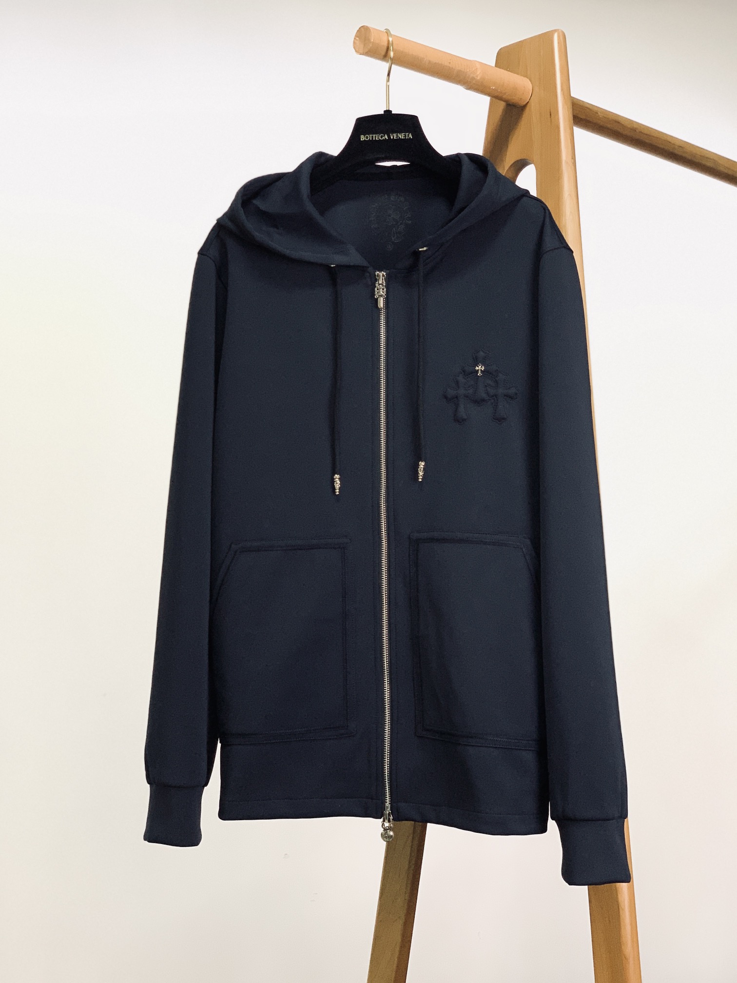 
Chrome Hearts 克罗心 2025FW早秋新品 
连帽拉链卫衣外套。
拉链头、抽绳扣全是CH