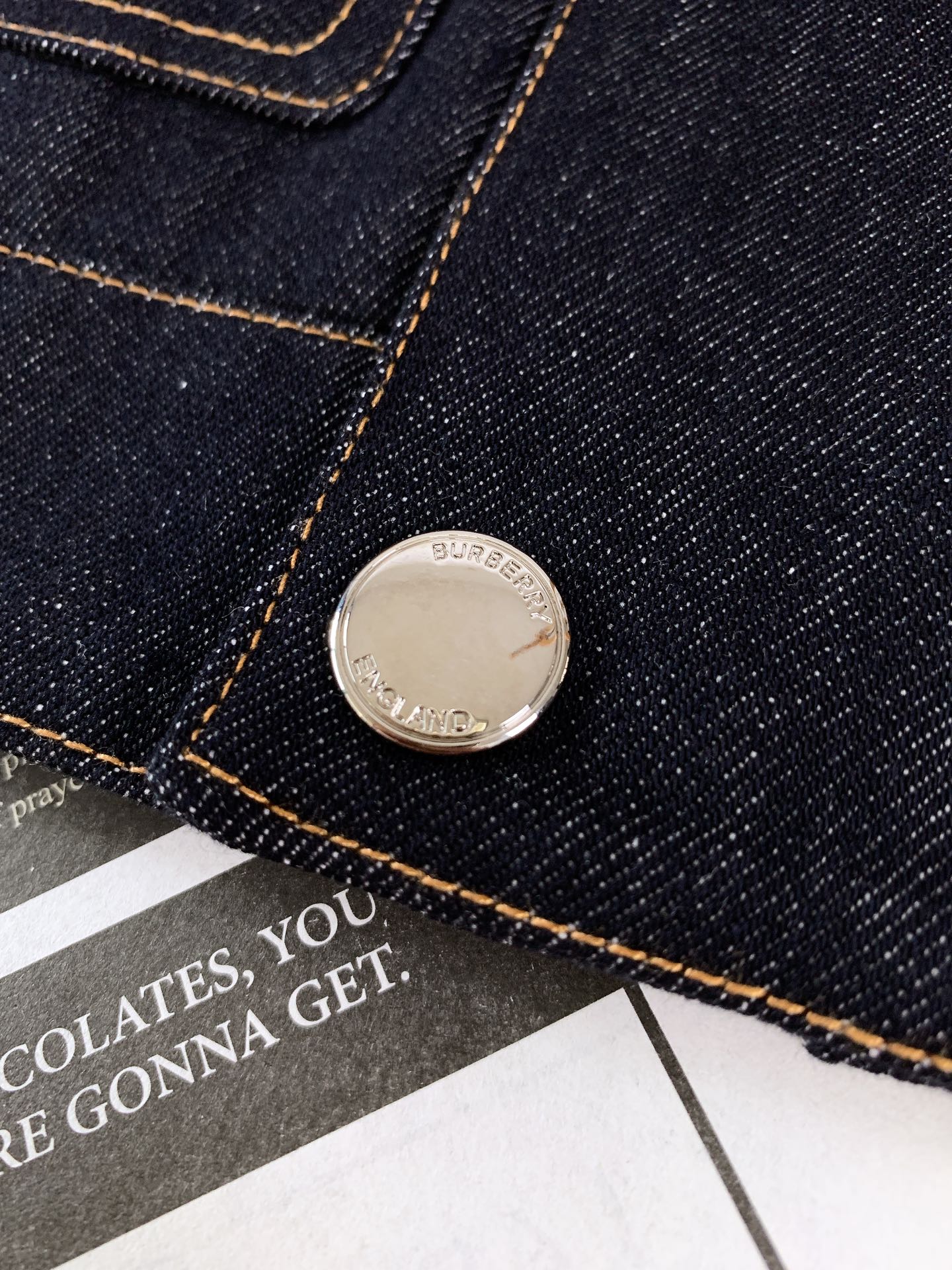 
Burberry 巴宝莉 2025FW早秋新品
经典重塑，休闲牛仔马甲。
精选高品质牛仔面料，深蓝色调