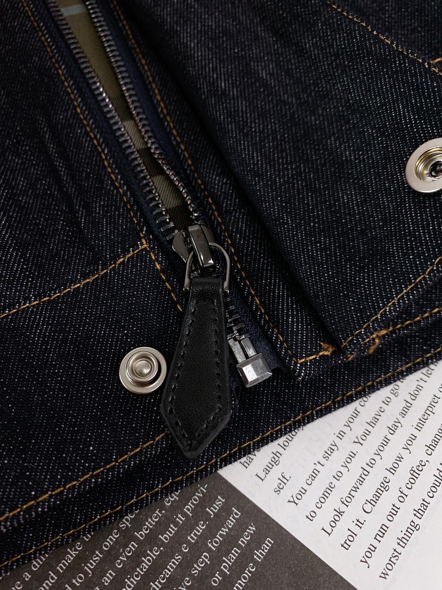 
Burberry 巴宝莉 2025FW早秋新品
经典重塑，休闲牛仔马甲。
精选高品质牛仔面料，深蓝色调