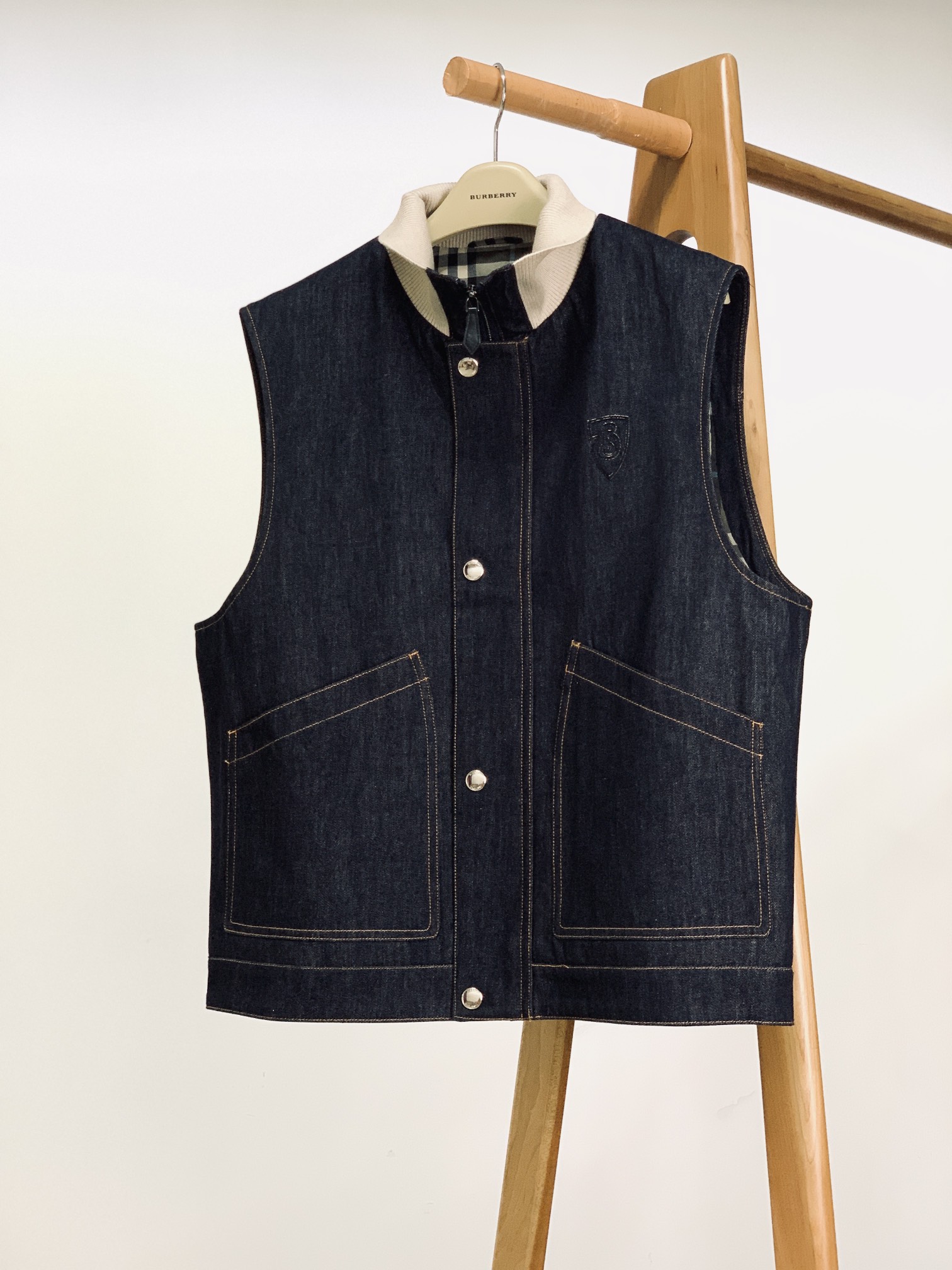 
Burberry 巴宝莉 2025FW早秋新品
经典重塑，休闲牛仔马甲。
精选高品质牛仔面料，深蓝色调