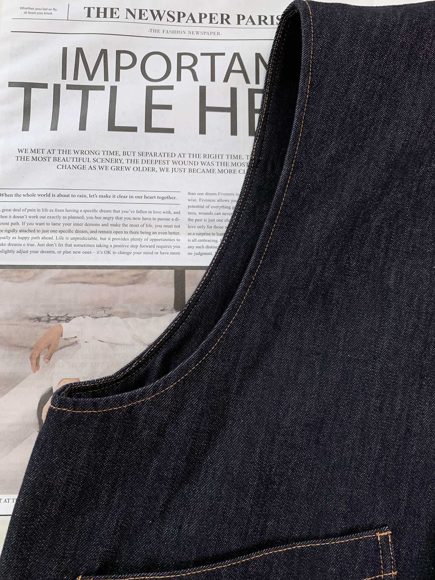 
Burberry 巴宝莉 2025FW早秋新品
经典重塑，休闲牛仔马甲。
精选高品质牛仔面料，深蓝色调