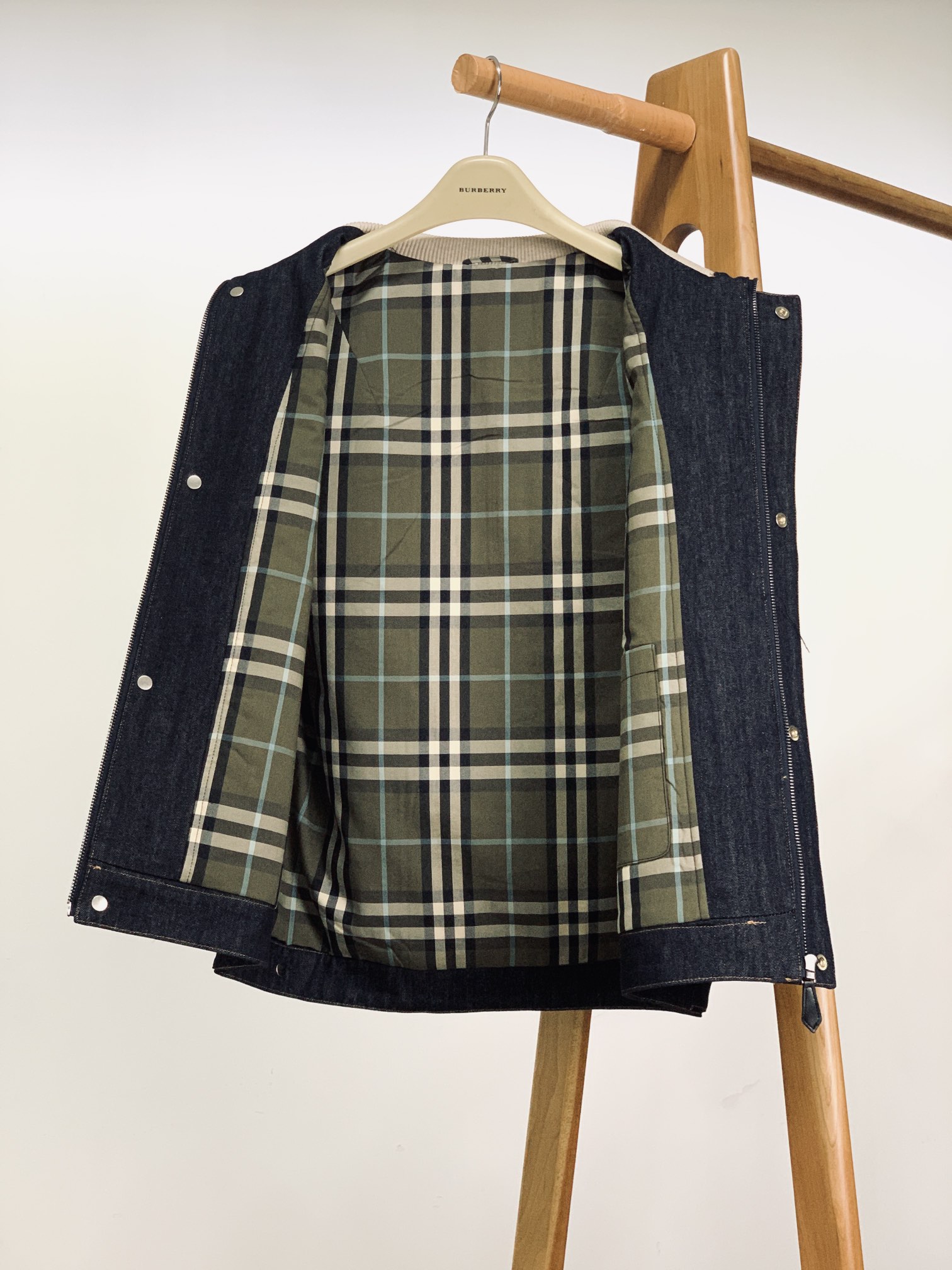 
Burberry 巴宝莉 2025FW早秋新品
经典重塑，休闲牛仔马甲。
精选高品质牛仔面料，深蓝色调