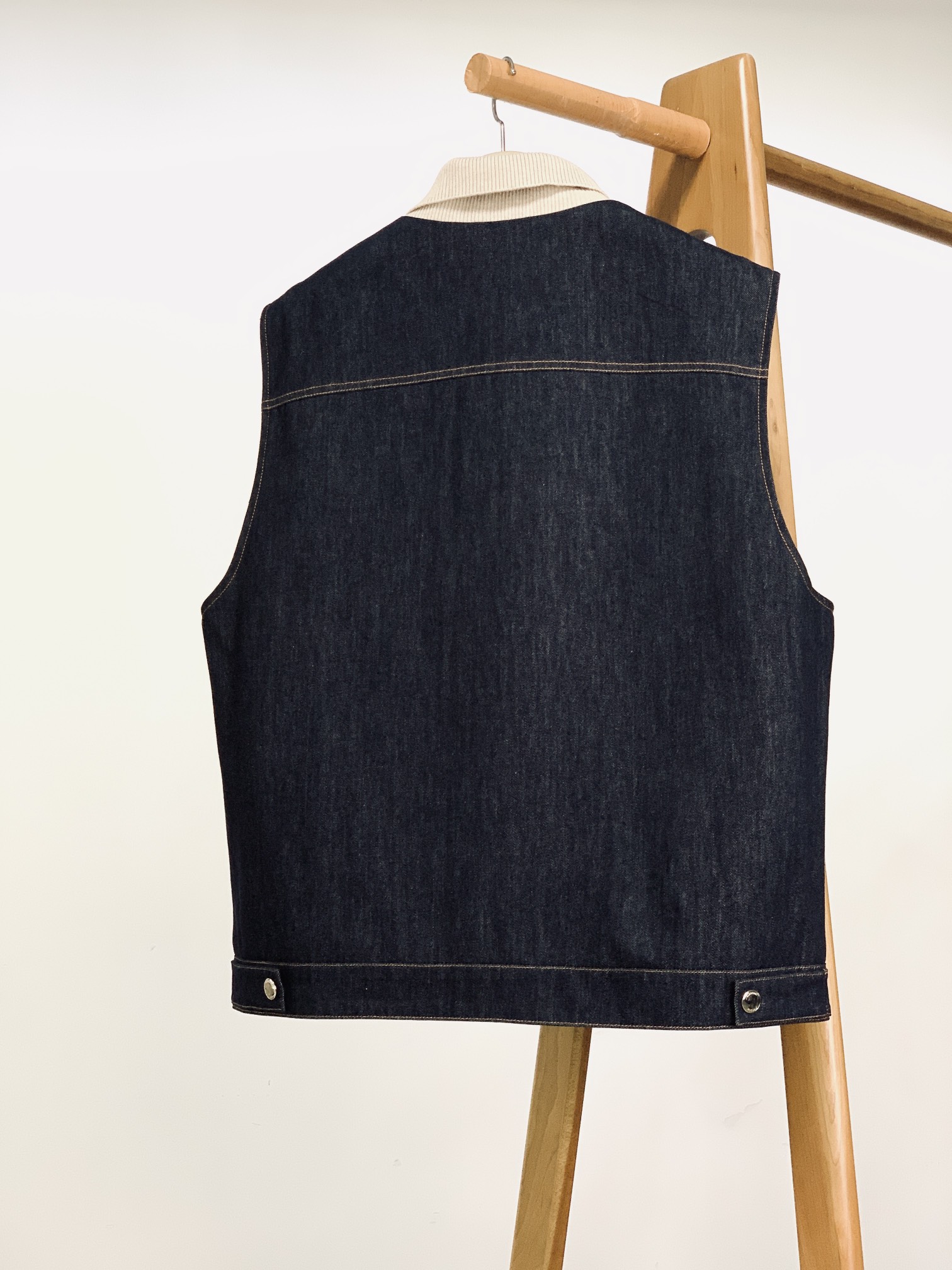 
Burberry 巴宝莉 2025FW早秋新品
经典重塑，休闲牛仔马甲。
精选高品质牛仔面料，深蓝色调