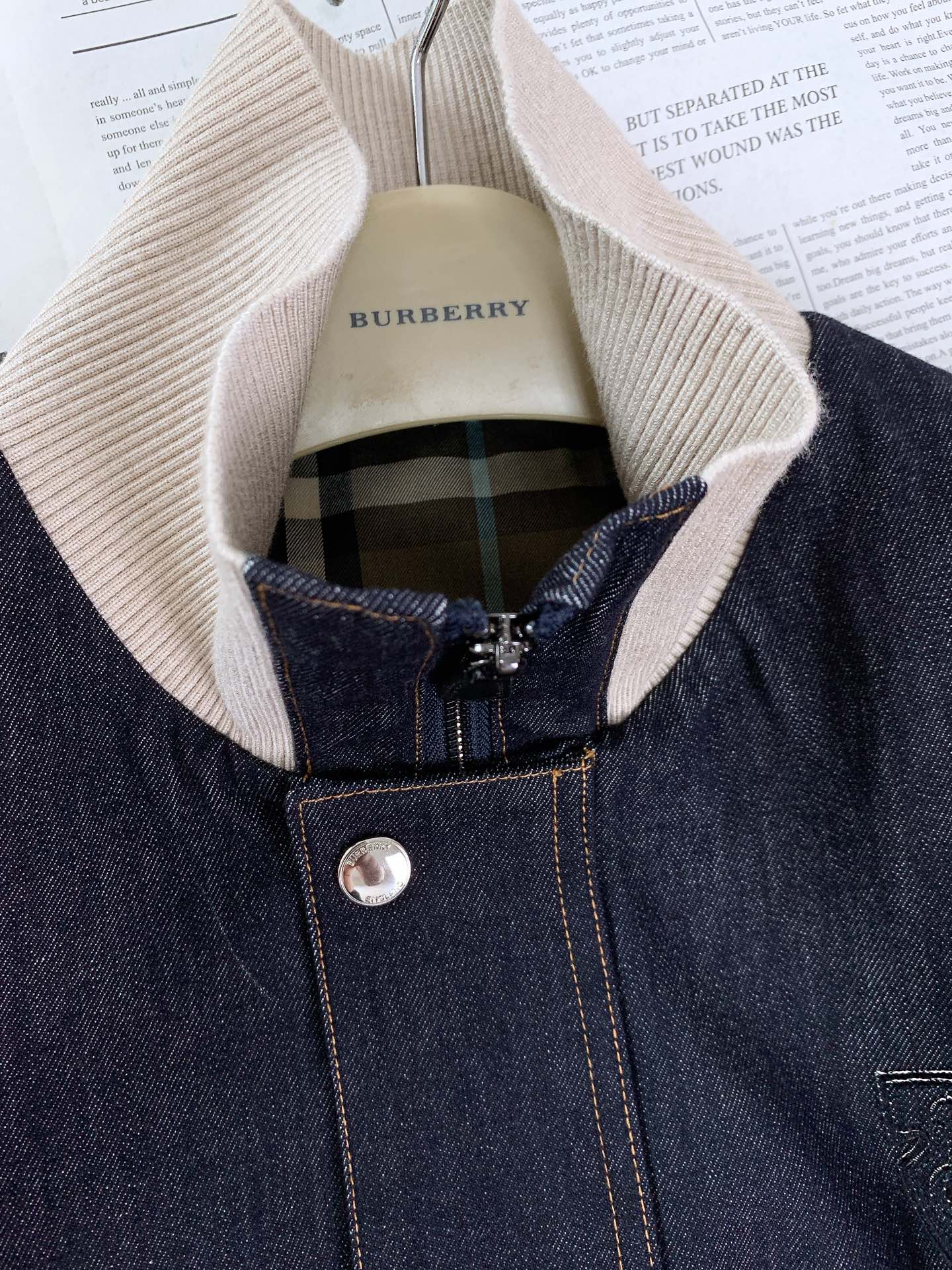 
Burberry 巴宝莉 2025FW早秋新品
经典重塑，休闲牛仔马甲。
精选高品质牛仔面料，深蓝色调