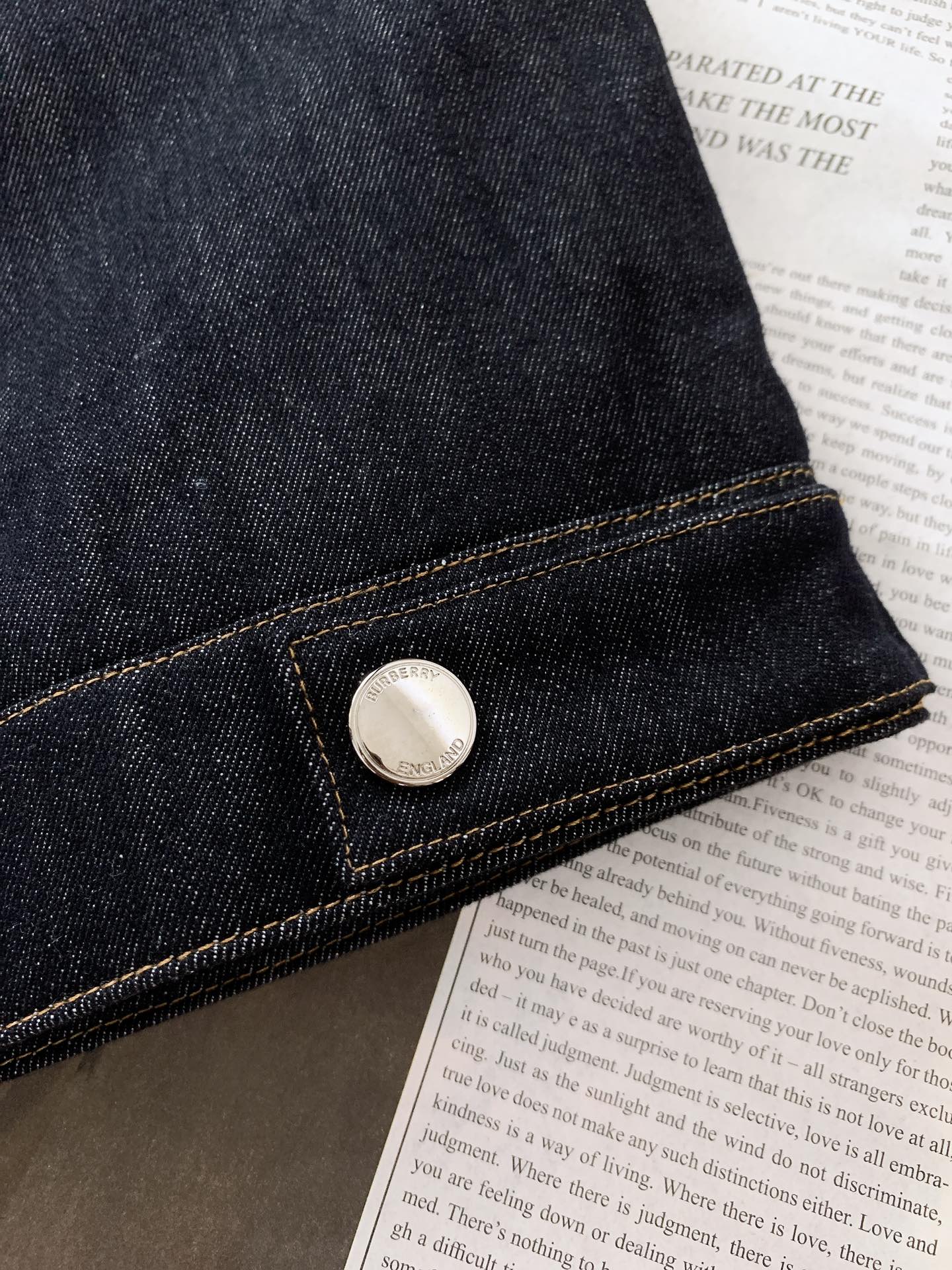 
Burberry 巴宝莉 2025FW早秋新品
经典重塑，休闲牛仔马甲。
精选高品质牛仔面料，深蓝色调