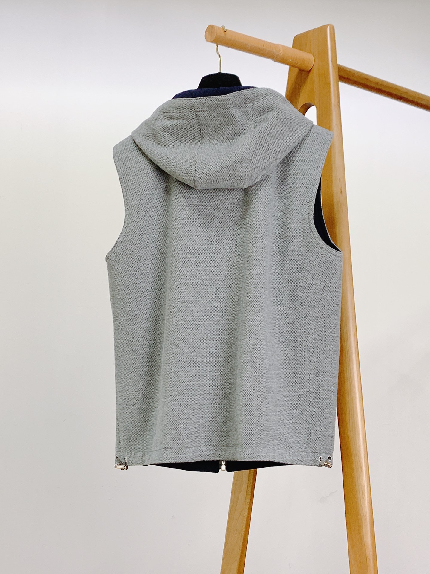 
Thom Browne 汤姆·布朗 2025FW早秋新品 
双面型格，解锁TB马甲新境界

双面双色，