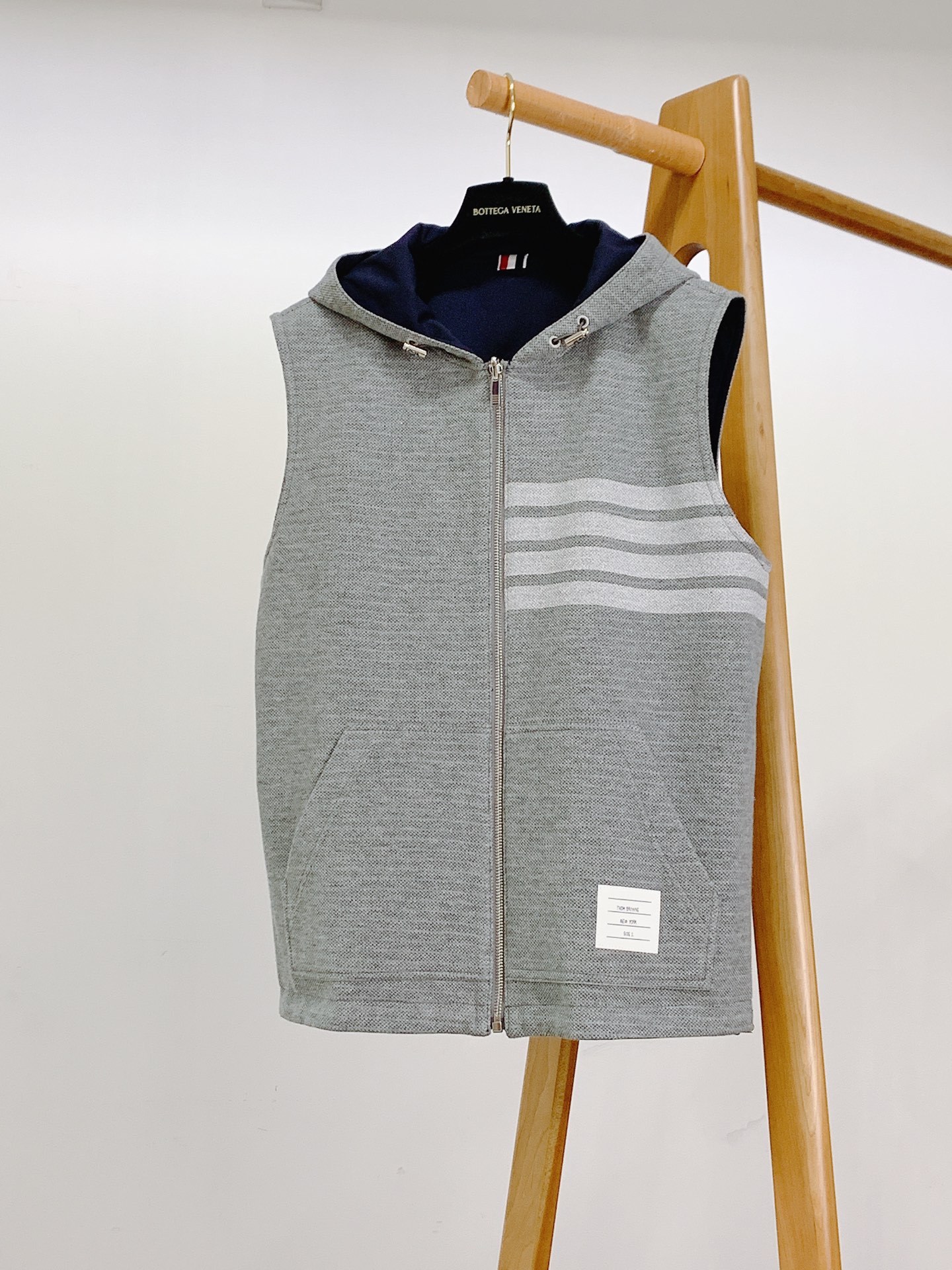 
Thom Browne 汤姆·布朗 2025FW早秋新品 
双面型格，解锁TB马甲新境界

双面双色，