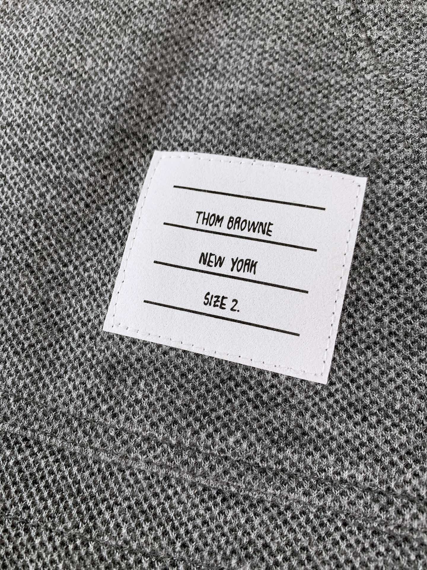 
Thom Browne 汤姆·布朗 2025FW早秋新品 
双面型格，解锁TB马甲新境界

双面双色，