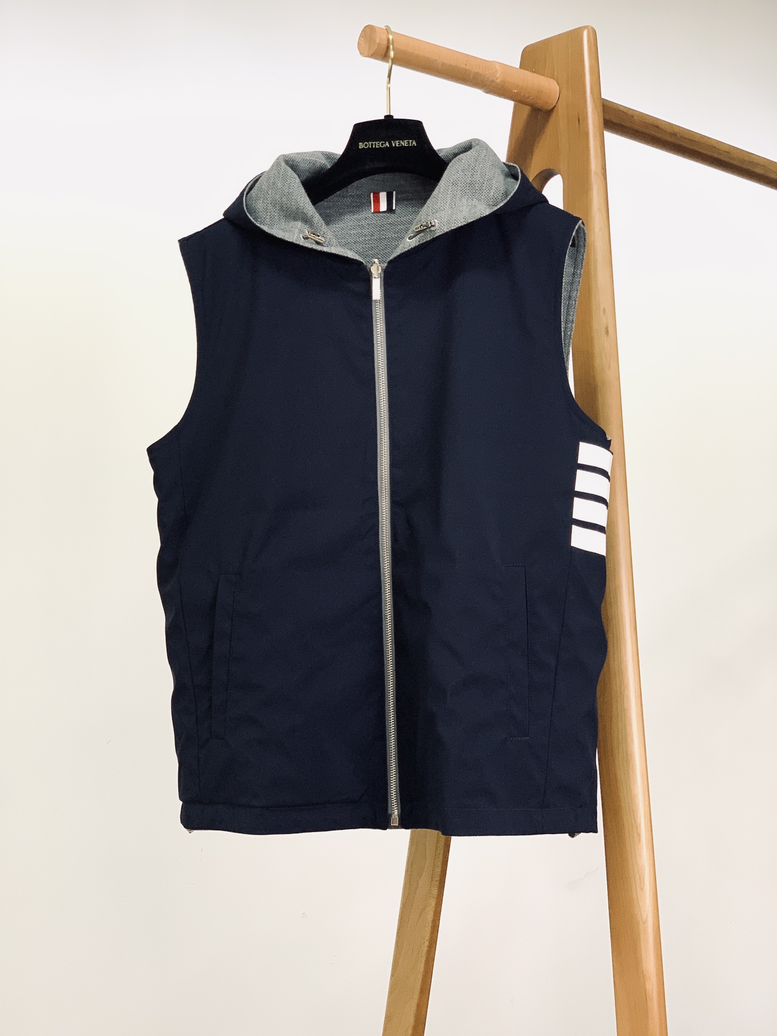 
Thom Browne 汤姆·布朗 2025FW早秋新品 
双面型格，解锁TB马甲新境界

双面双色，