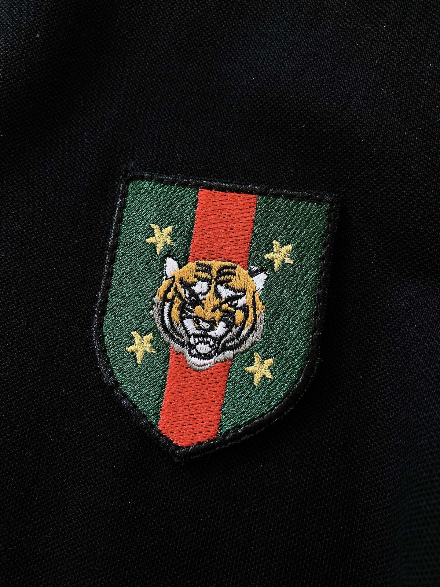 
Gucci 古驰 2025SS春夏新品 
休闲翻领短TEE。非常规面料裁剪缝制 , 甄选优质珠地网眼透