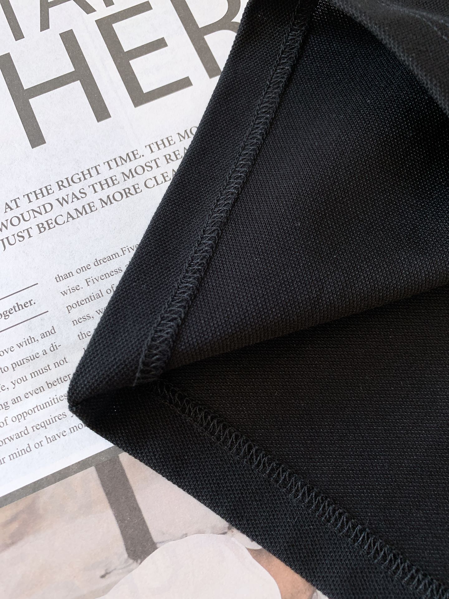 
Gucci 古驰 2025SS春夏新品 
休闲翻领短TEE。非常规面料裁剪缝制 , 甄选优质珠地网眼透