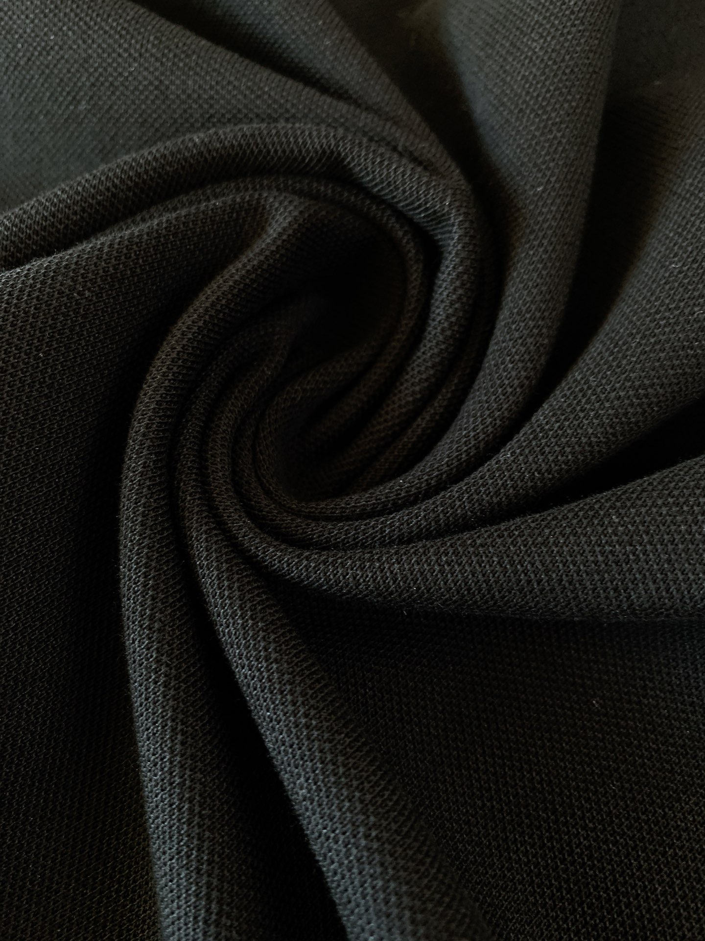 
Gucci 古驰 2025SS春夏新品 
休闲翻领短TEE。非常规面料裁剪缝制 , 甄选优质珠地网眼透