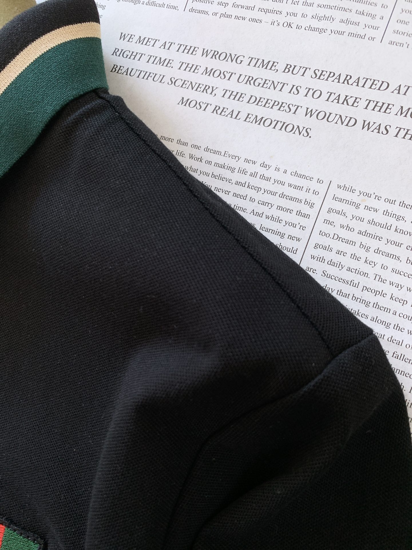 
Gucci 古驰 2025SS春夏新品 
休闲翻领短TEE。非常规面料裁剪缝制 , 甄选优质珠地网眼透