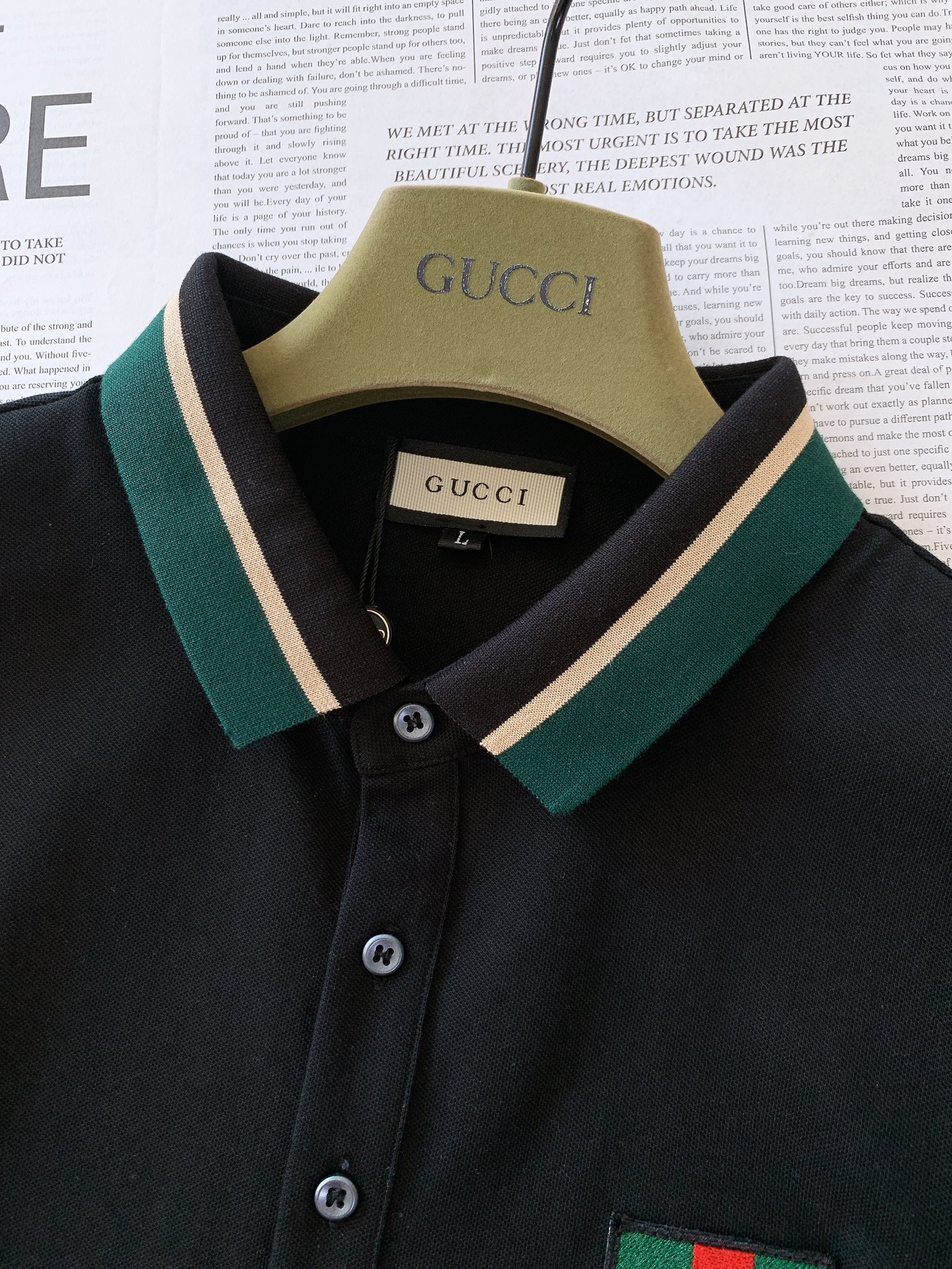 
Gucci 古驰 2025SS春夏新品 
休闲翻领短TEE。非常规面料裁剪缝制 , 甄选优质珠地网眼透