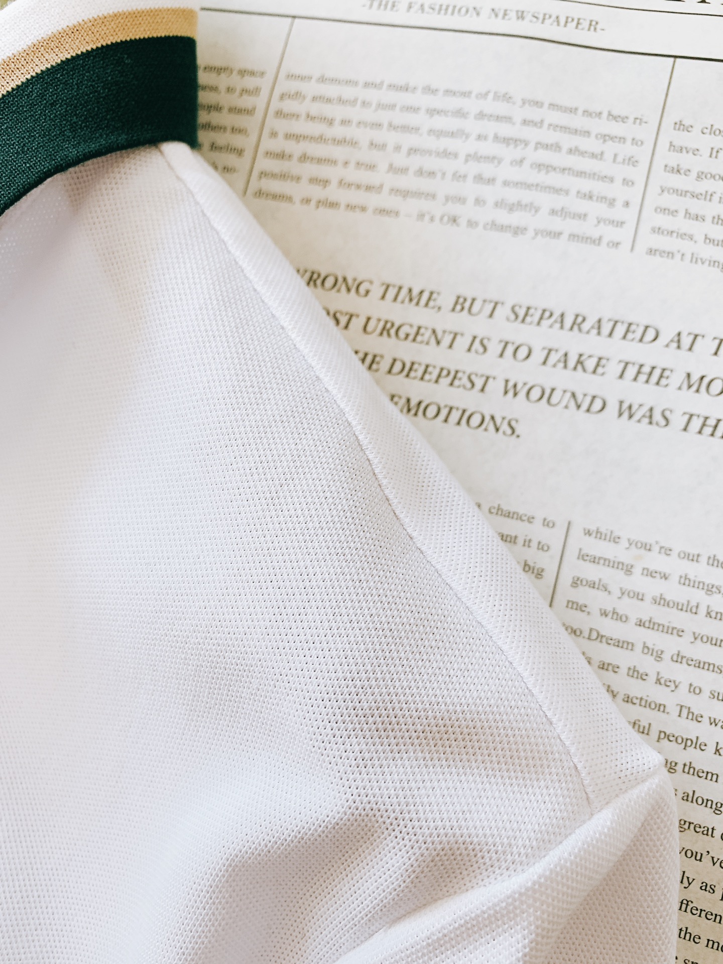 
Gucci 古驰 2025SS春夏新品 
休闲翻领短TEE。非常规面料裁剪缝制 , 甄选优质珠地网眼透