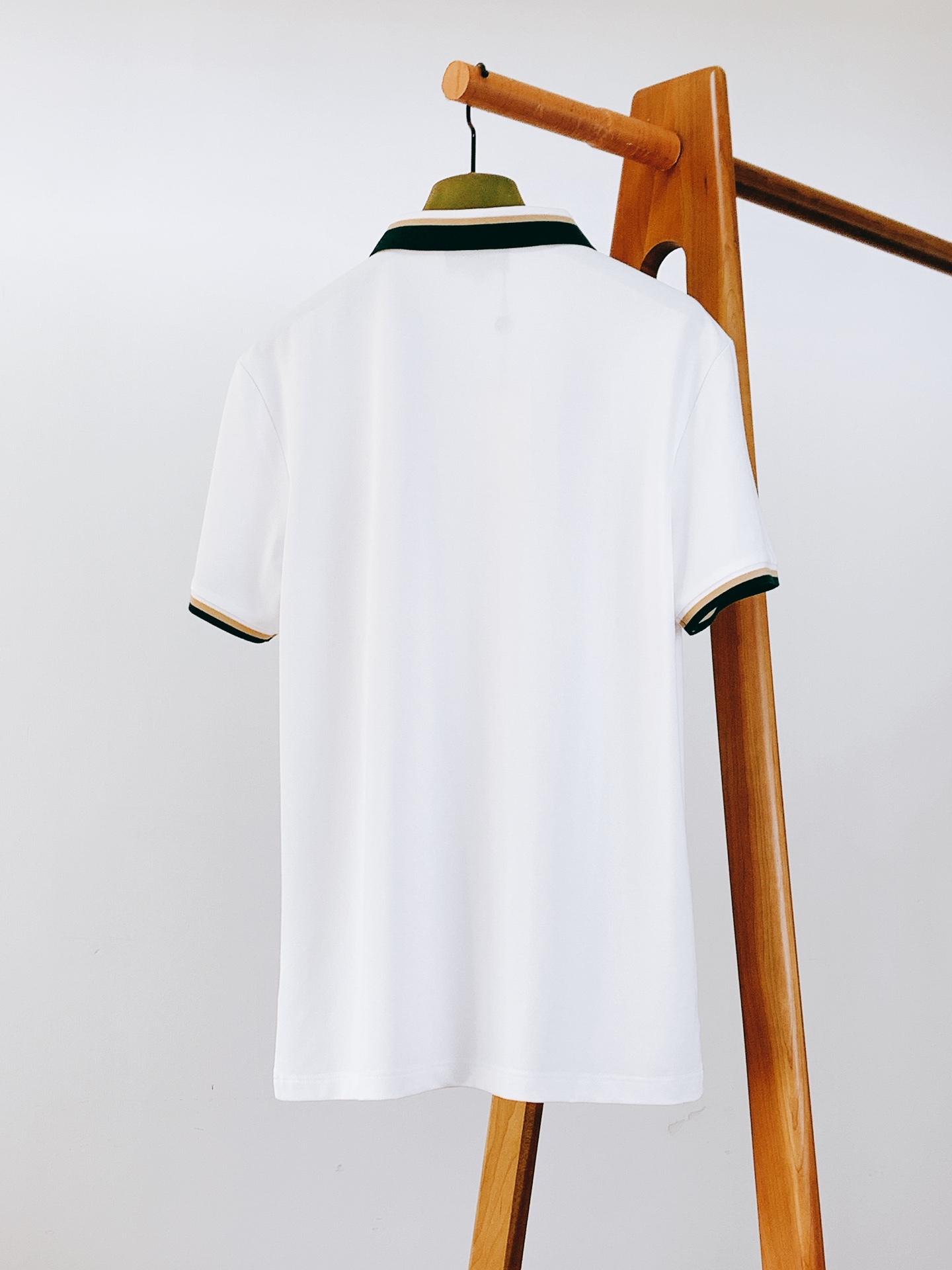 
Gucci 古驰 2025SS春夏新品 
休闲翻领短TEE。非常规面料裁剪缝制 , 甄选优质珠地网眼透