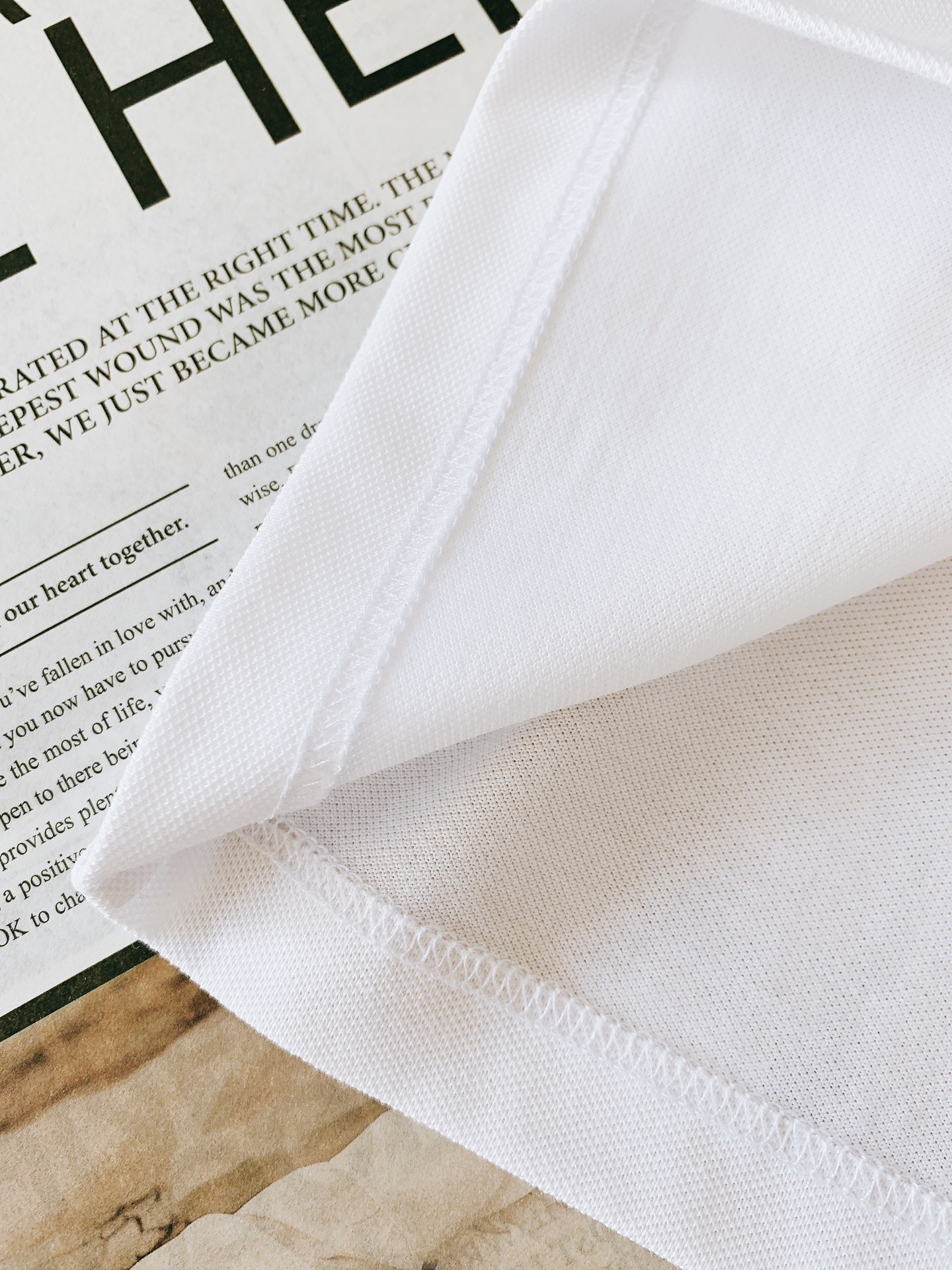 
Gucci 古驰 2025SS春夏新品 
休闲翻领短TEE。非常规面料裁剪缝制 , 甄选优质珠地网眼透