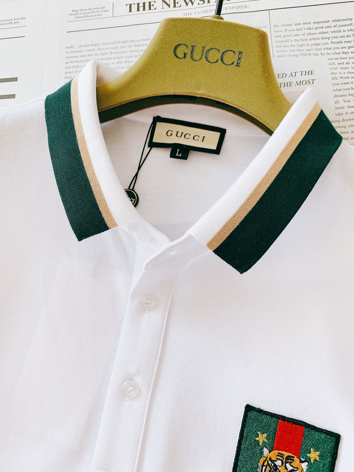 
Gucci 古驰 2025SS春夏新品 
休闲翻领短TEE。非常规面料裁剪缝制 , 甄选优质珠地网眼透