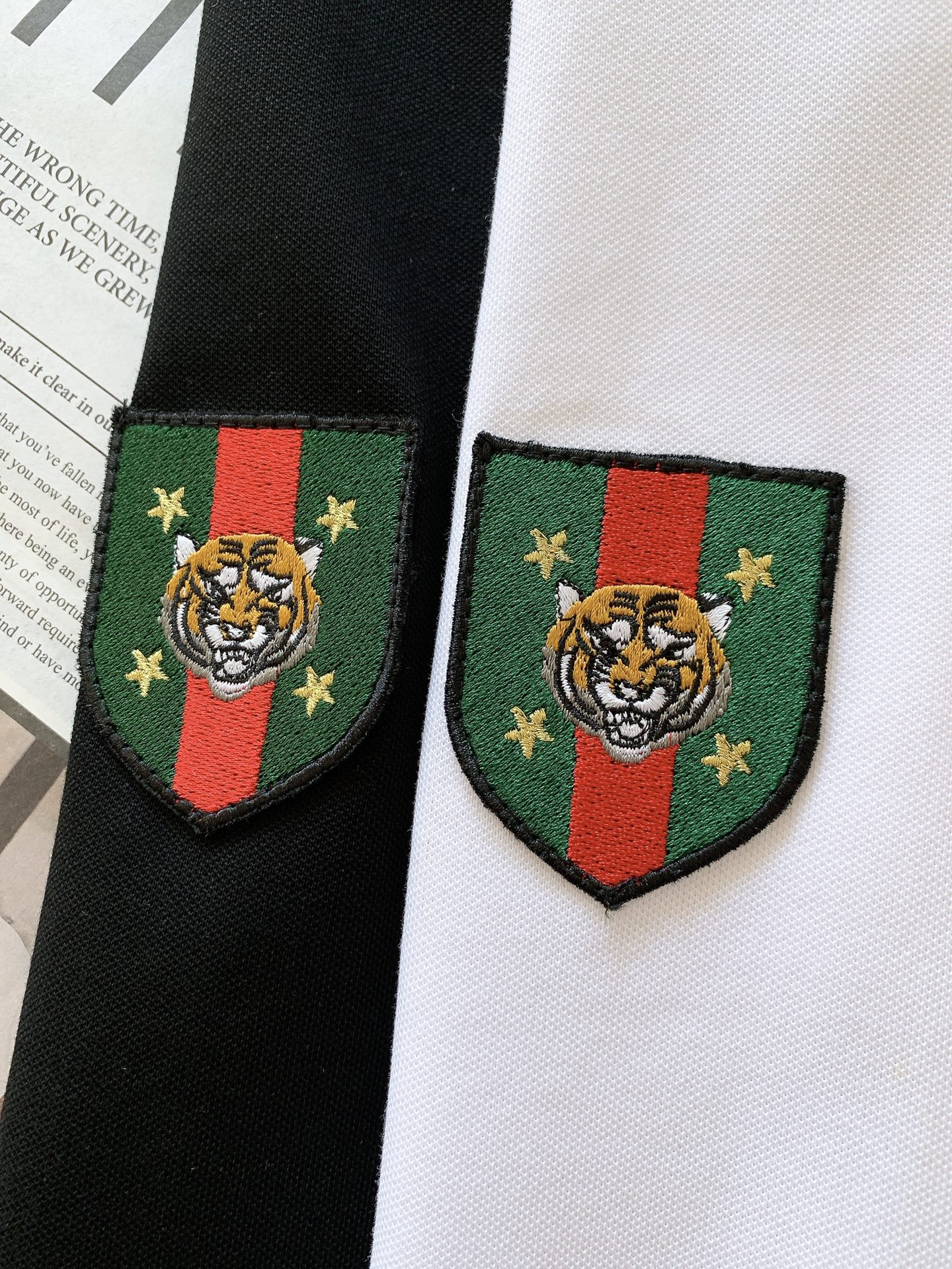 
Gucci 古驰 2025SS春夏新品 
休闲翻领短TEE。非常规面料裁剪缝制 , 甄选优质珠地网眼透