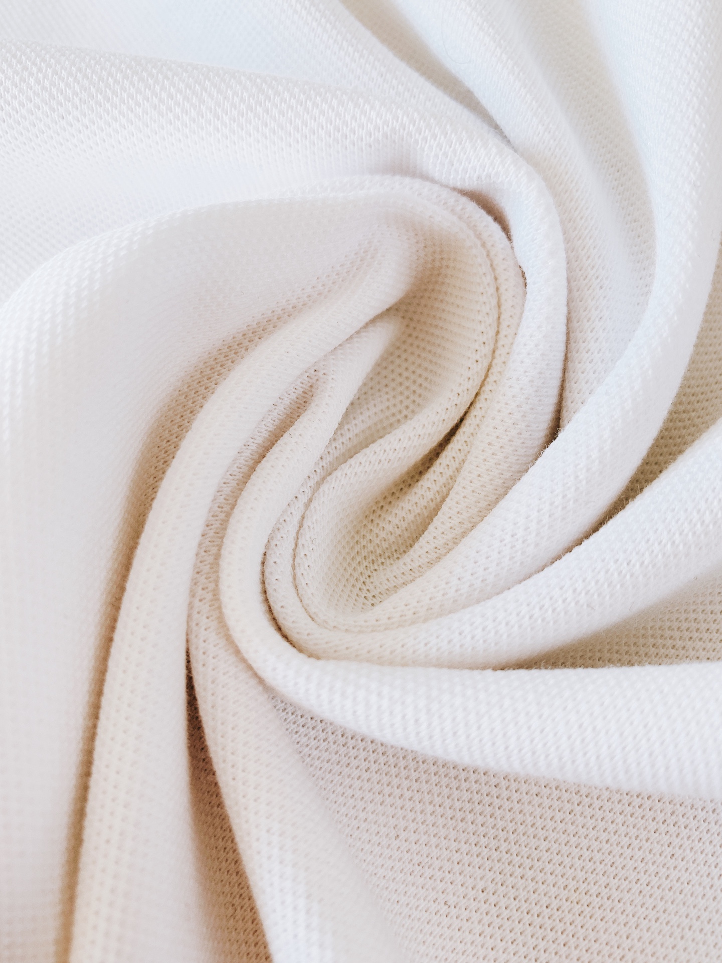 
Gucci 古驰 2025SS春夏新品 
休闲翻领短TEE。非常规面料裁剪缝制 , 甄选优质珠地网眼透