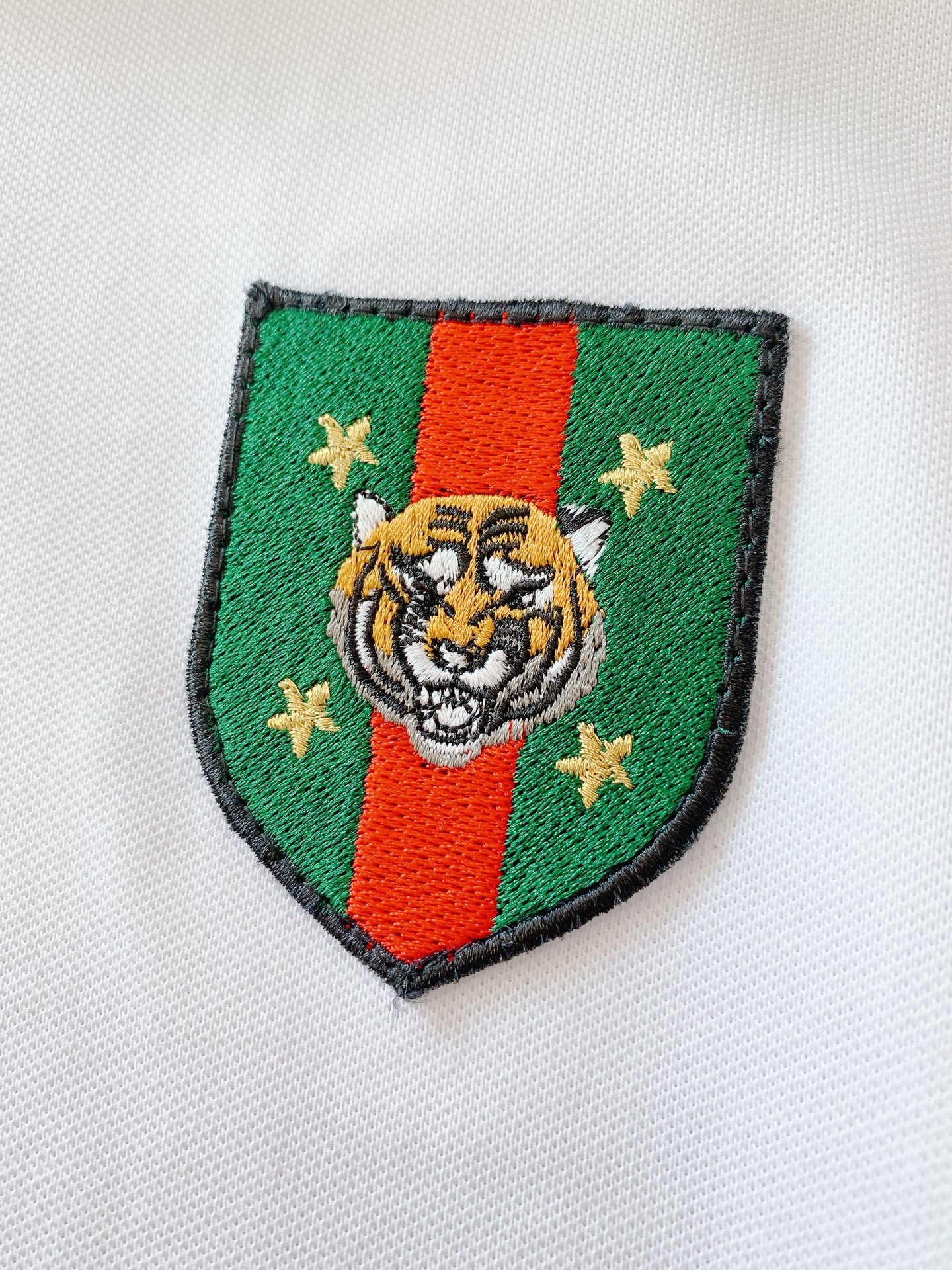 
Gucci 古驰 2025SS春夏新品 
休闲翻领短TEE。非常规面料裁剪缝制 , 甄选优质珠地网眼透