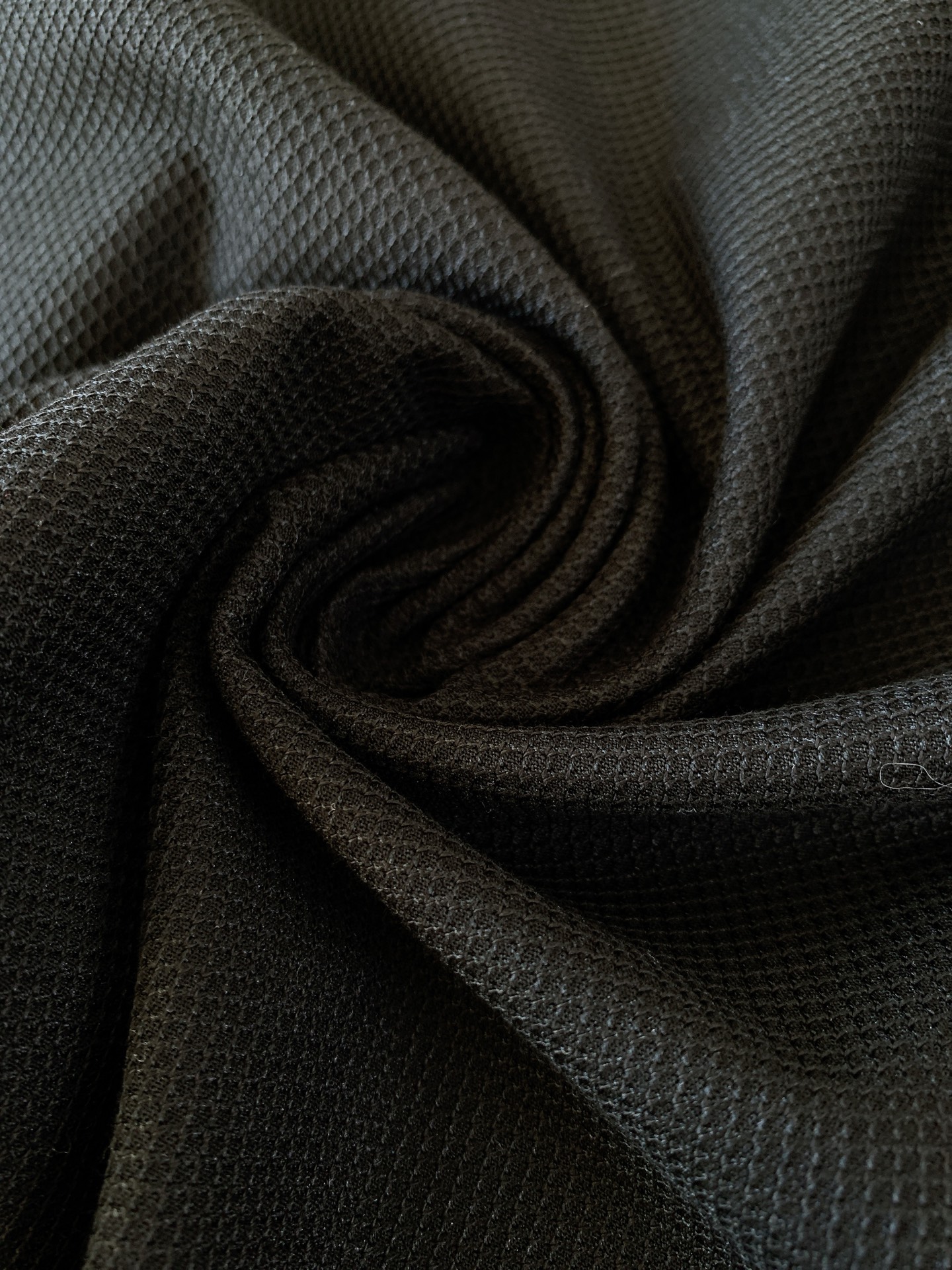 
LouisVuitton 路易威登 2025SS春夏新品 
半拉链翻领Polo衫，经典重塑，触手可及
