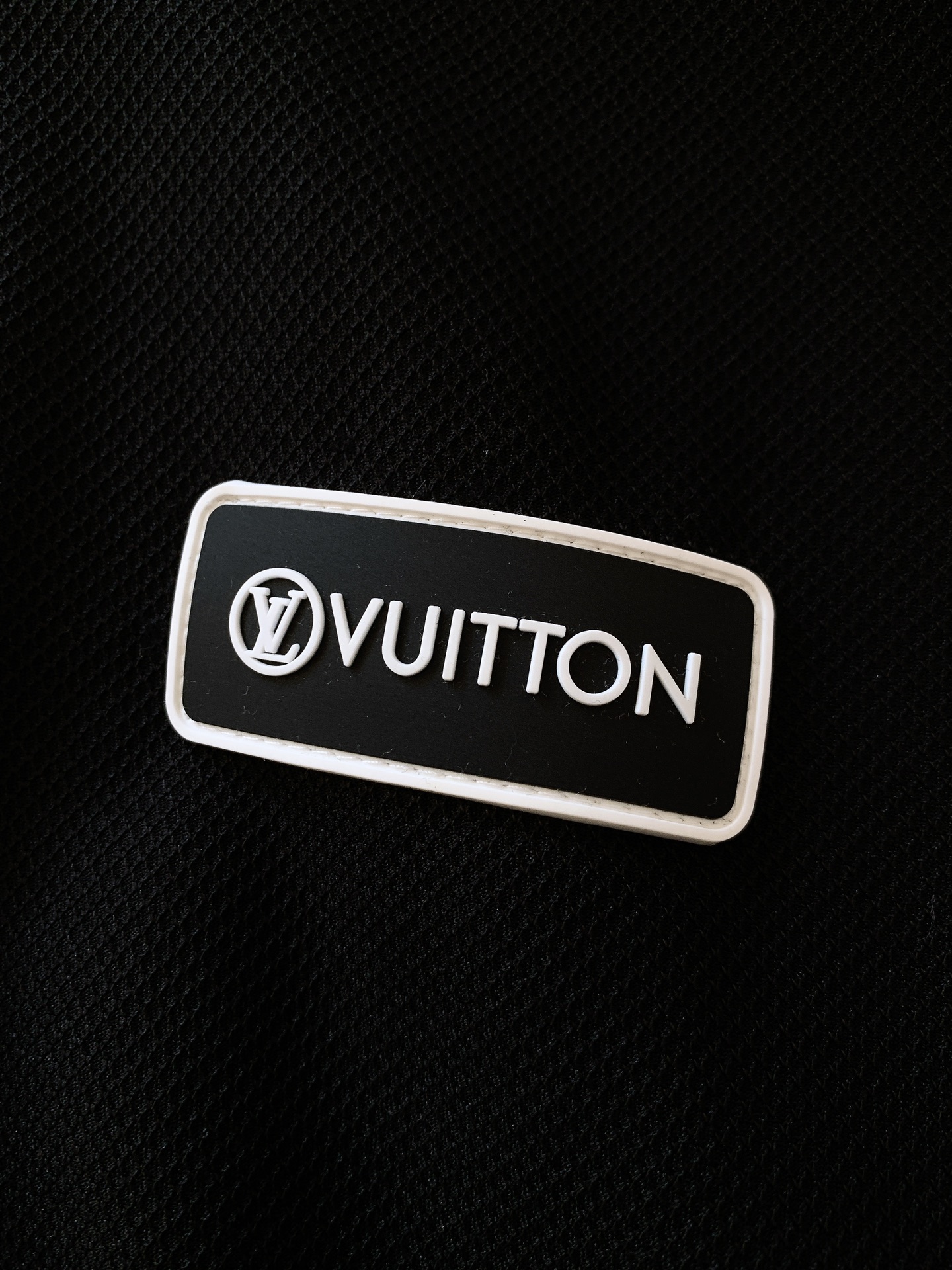 
LouisVuitton 路易威登 2025SS春夏新品 
半拉链翻领Polo衫，经典重塑，触手可及
