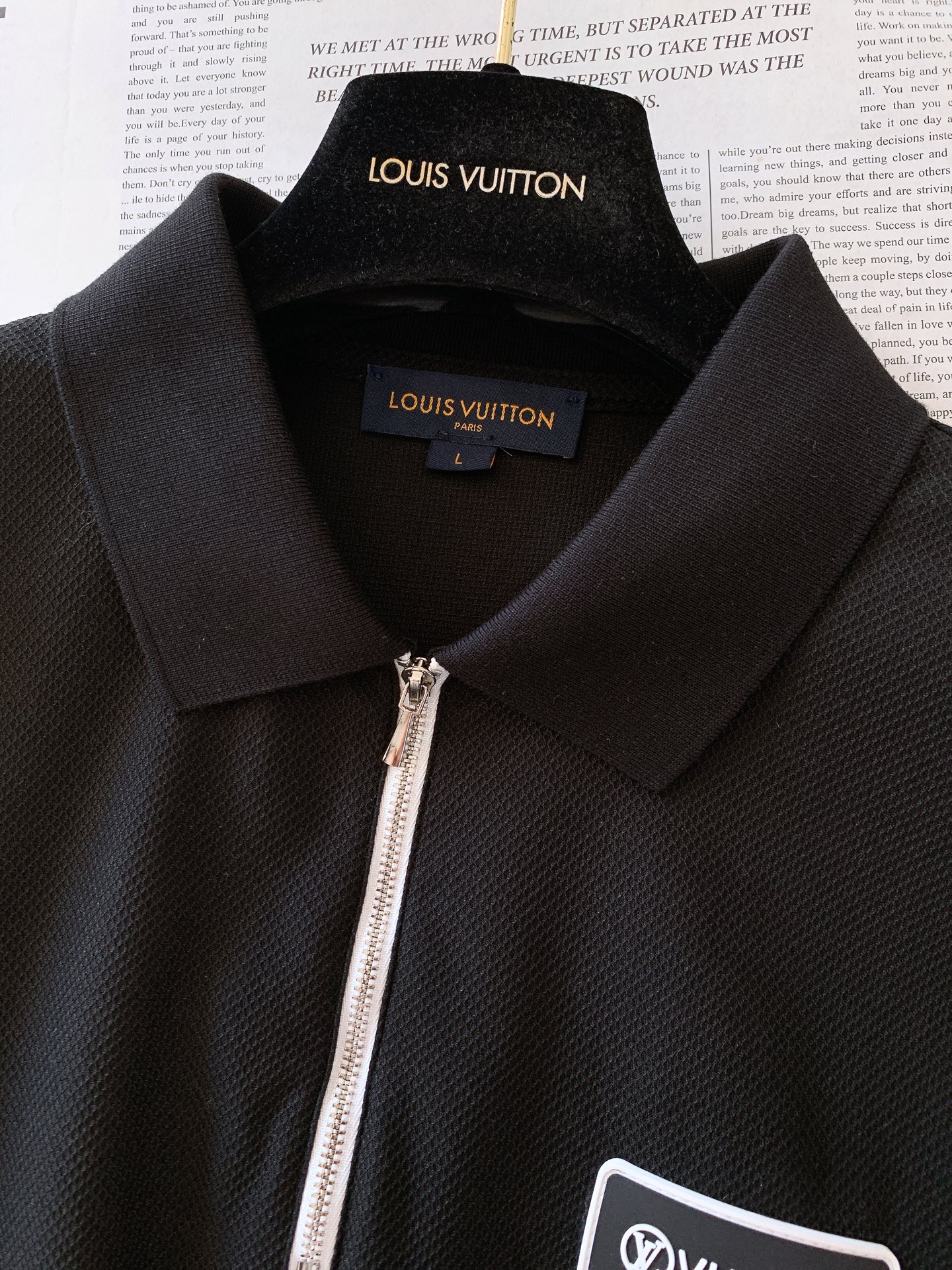 
LouisVuitton 路易威登 2025SS春夏新品 
半拉链翻领Polo衫，经典重塑，触手可及
