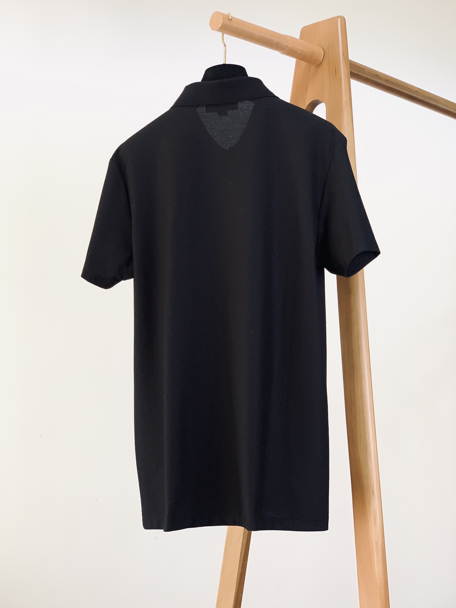 
LouisVuitton 路易威登 2025SS春夏新品 
半拉链翻领Polo衫，经典重塑，触手可及
